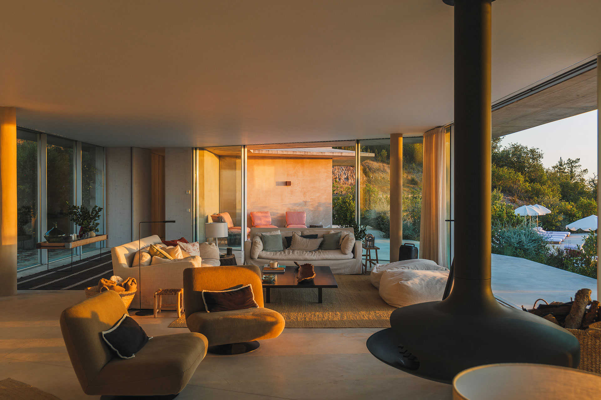 villa-sobreiras-altas_villa_setubal-portugal_interior-space-sunset.jpg