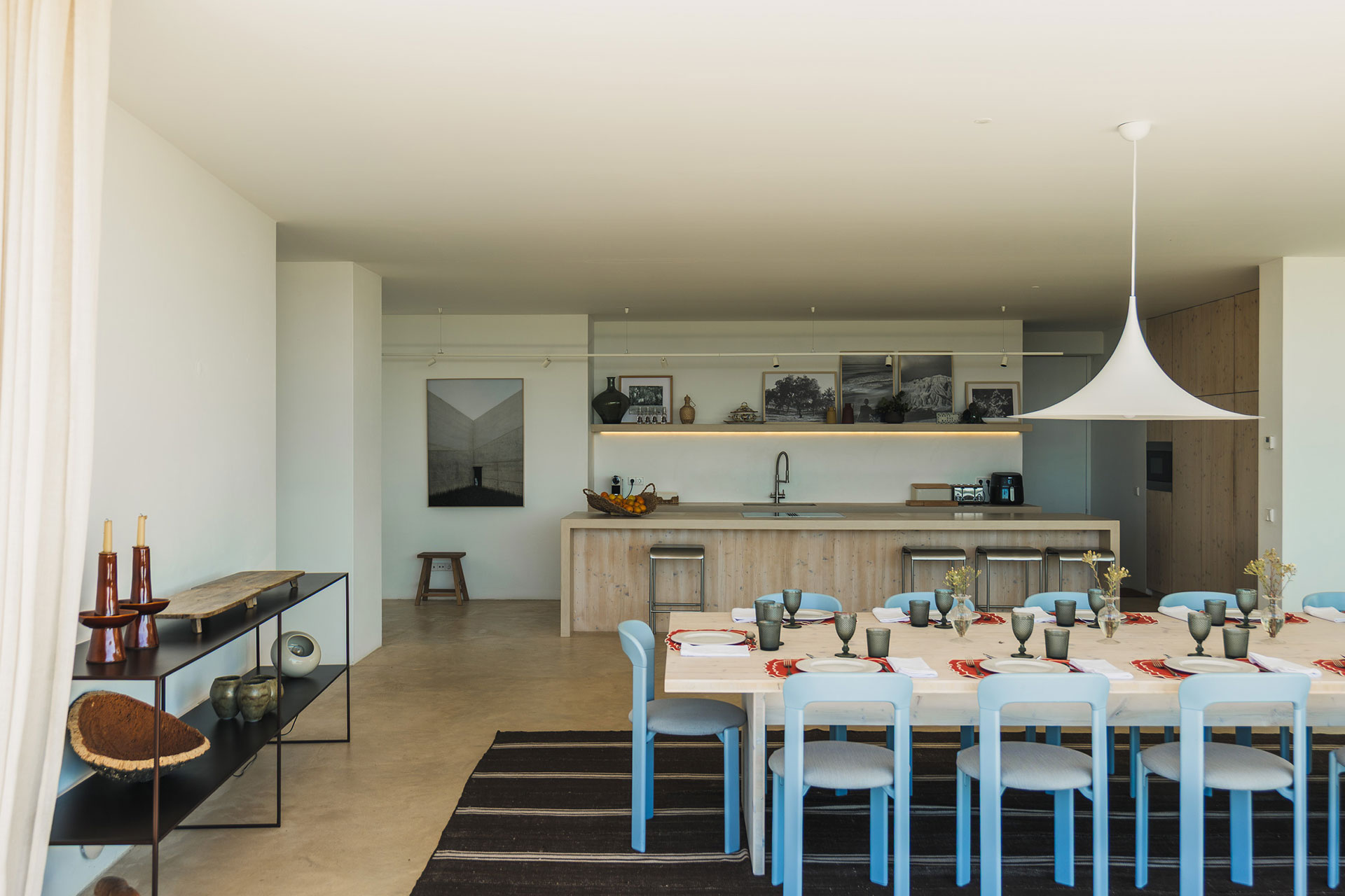 villa-sobreiras-altas_villa_setubal-portugal_interior-table.jpg