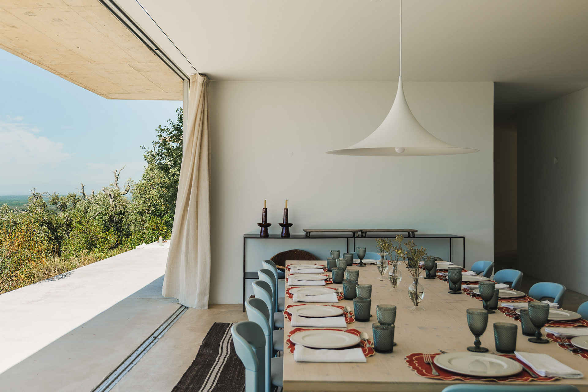 villa-sobreiras-altas_villa_setubal-portugal_interior-table-detail.jpg