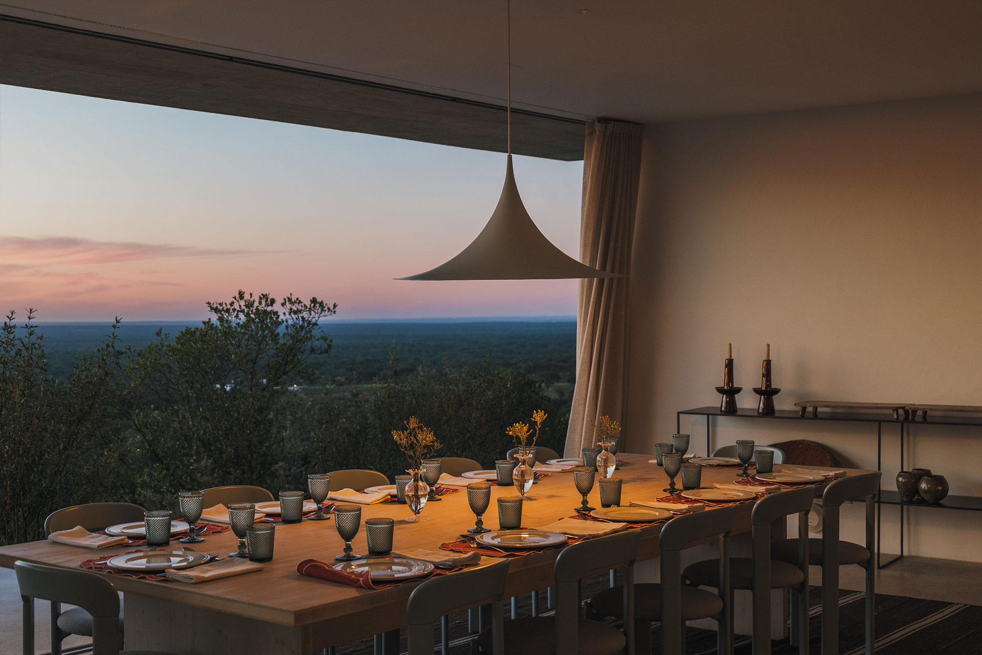villa-sobreiras-altas_villa_setubal-portugal_interior-table-dining.jpg