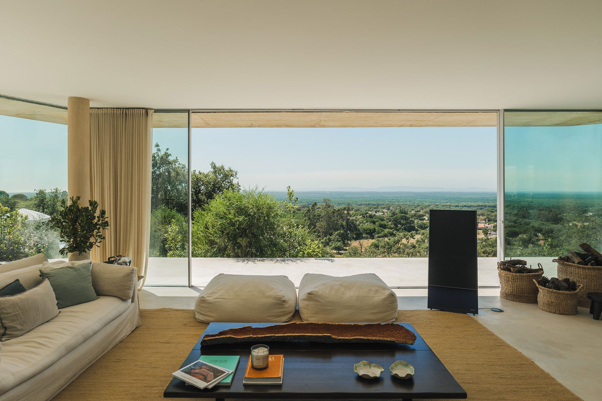 villa-sobreiras-altas_villa_setubal-portugal_interior-view.jpg