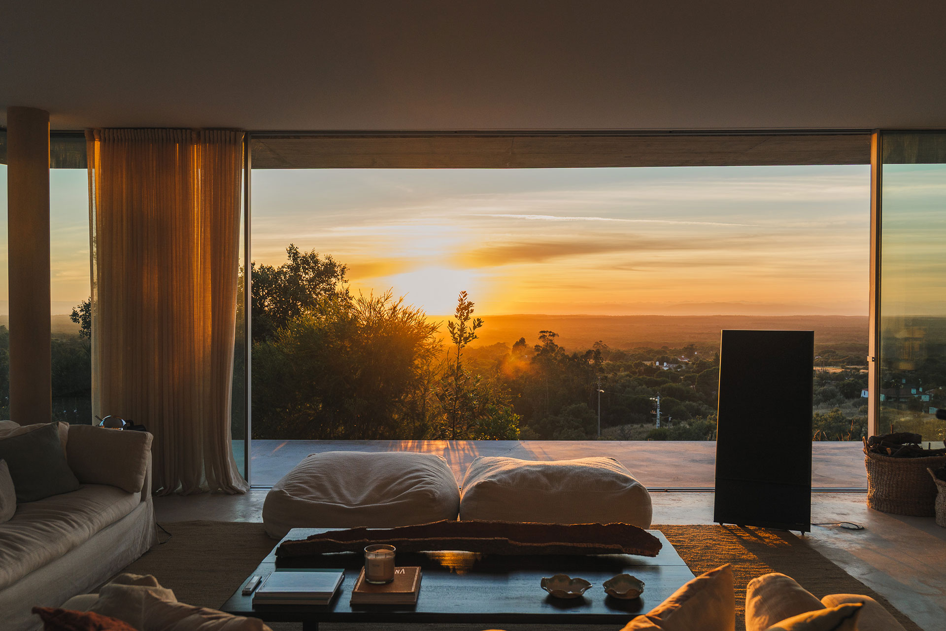 villa-sobreiras-altas_villa_setubal-portugal_interior-view-sunset.jpg