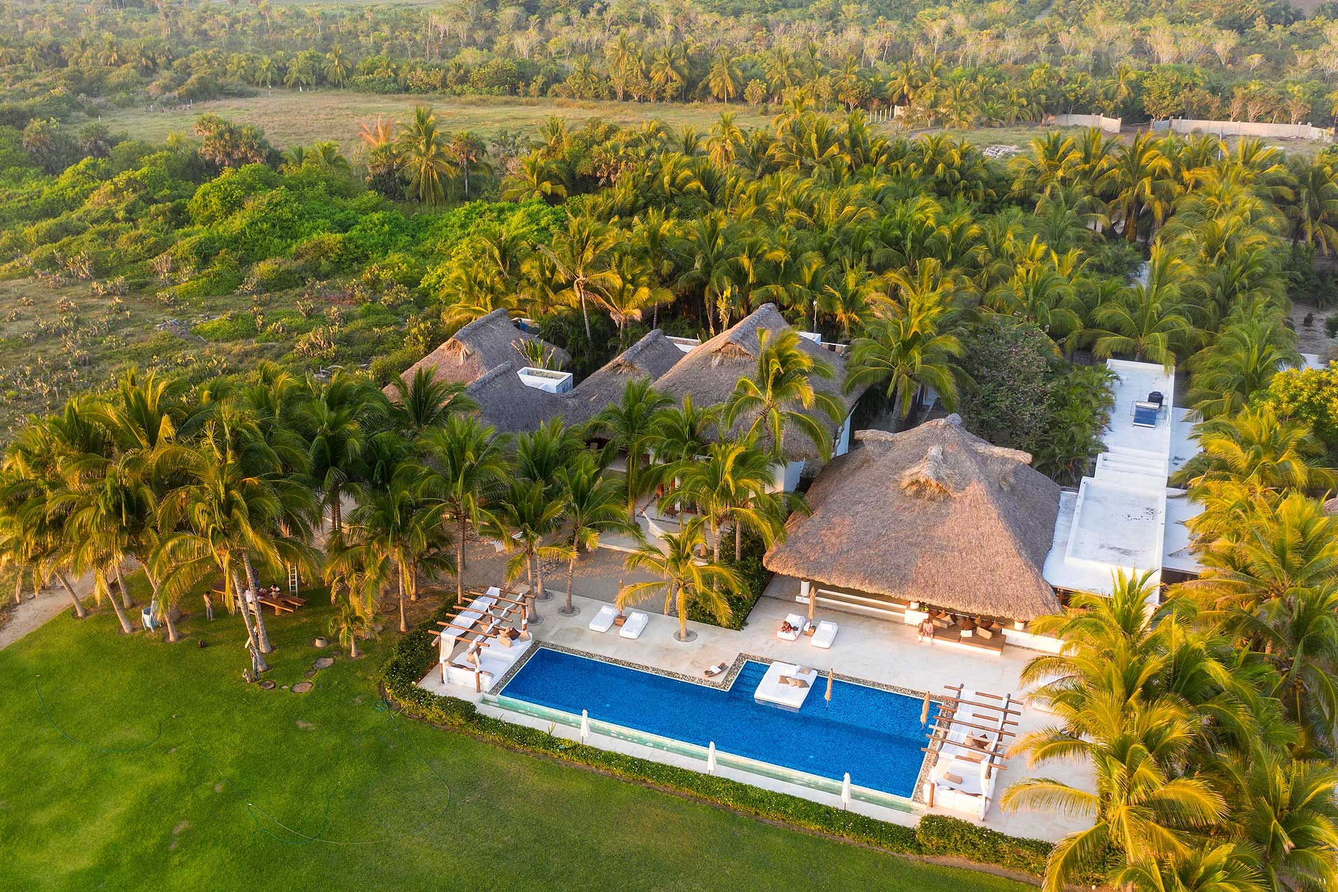 casa-inspiracion_palapa_puerto-escondido-oaxaca-mexico_exterior-drone.jpg