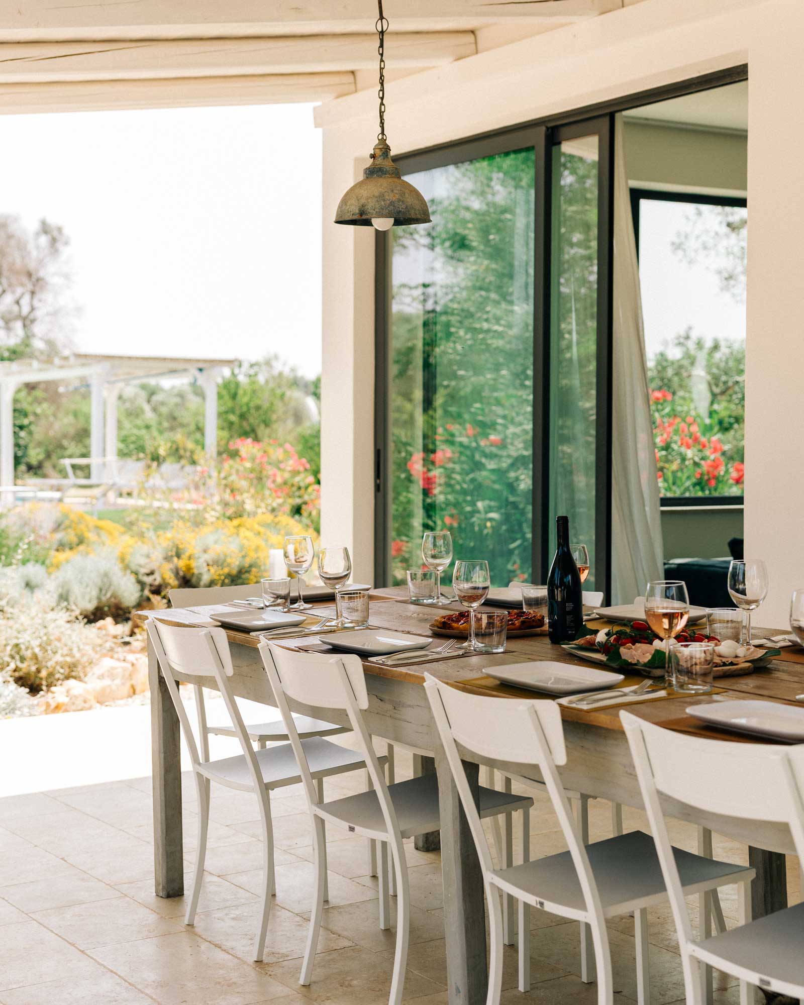 trullo-matteo_trullo_puglia-italy_exterior-table.jpg