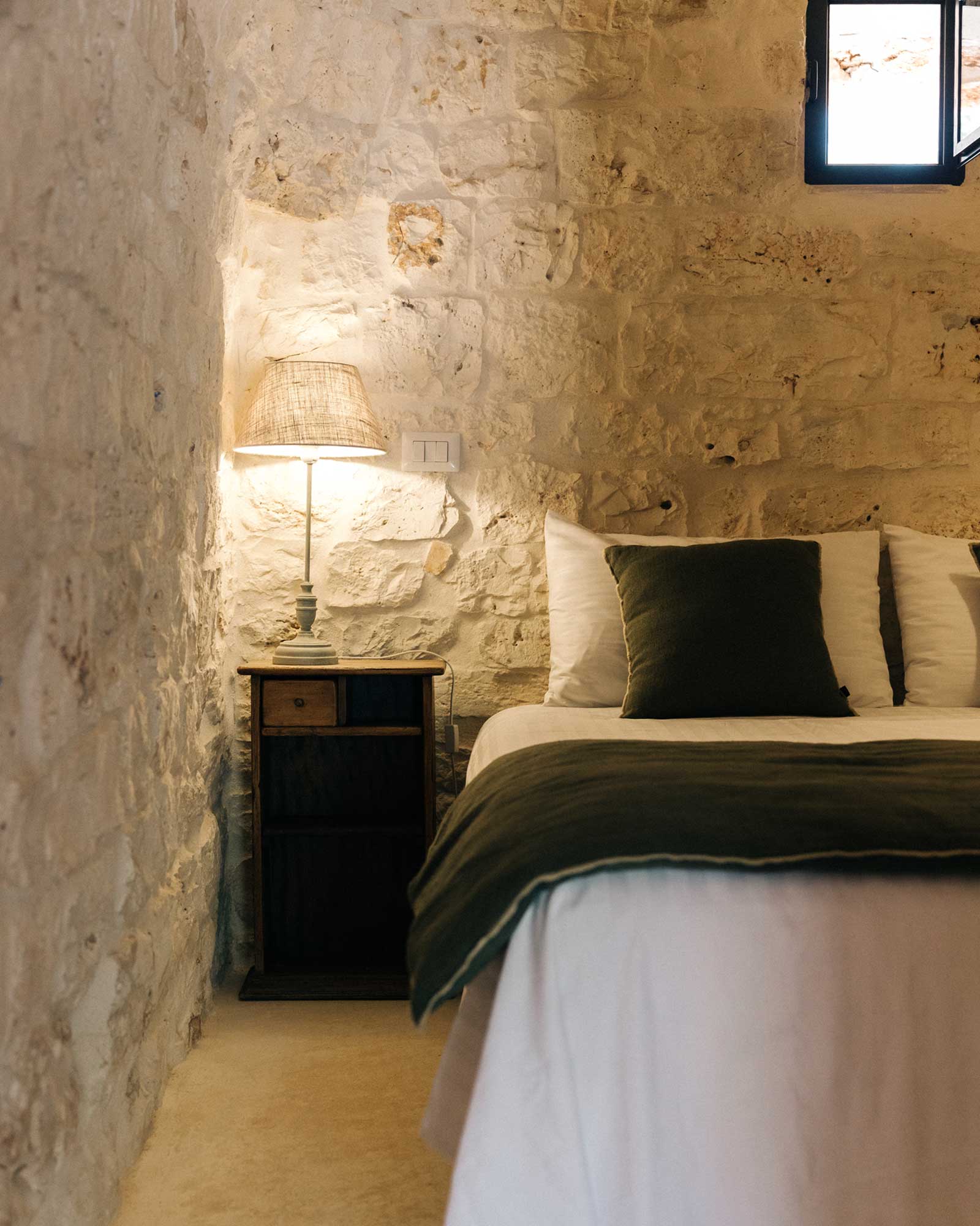 trullo-matteo_trullo_puglia-italy_interior-trullo-bed.jpg