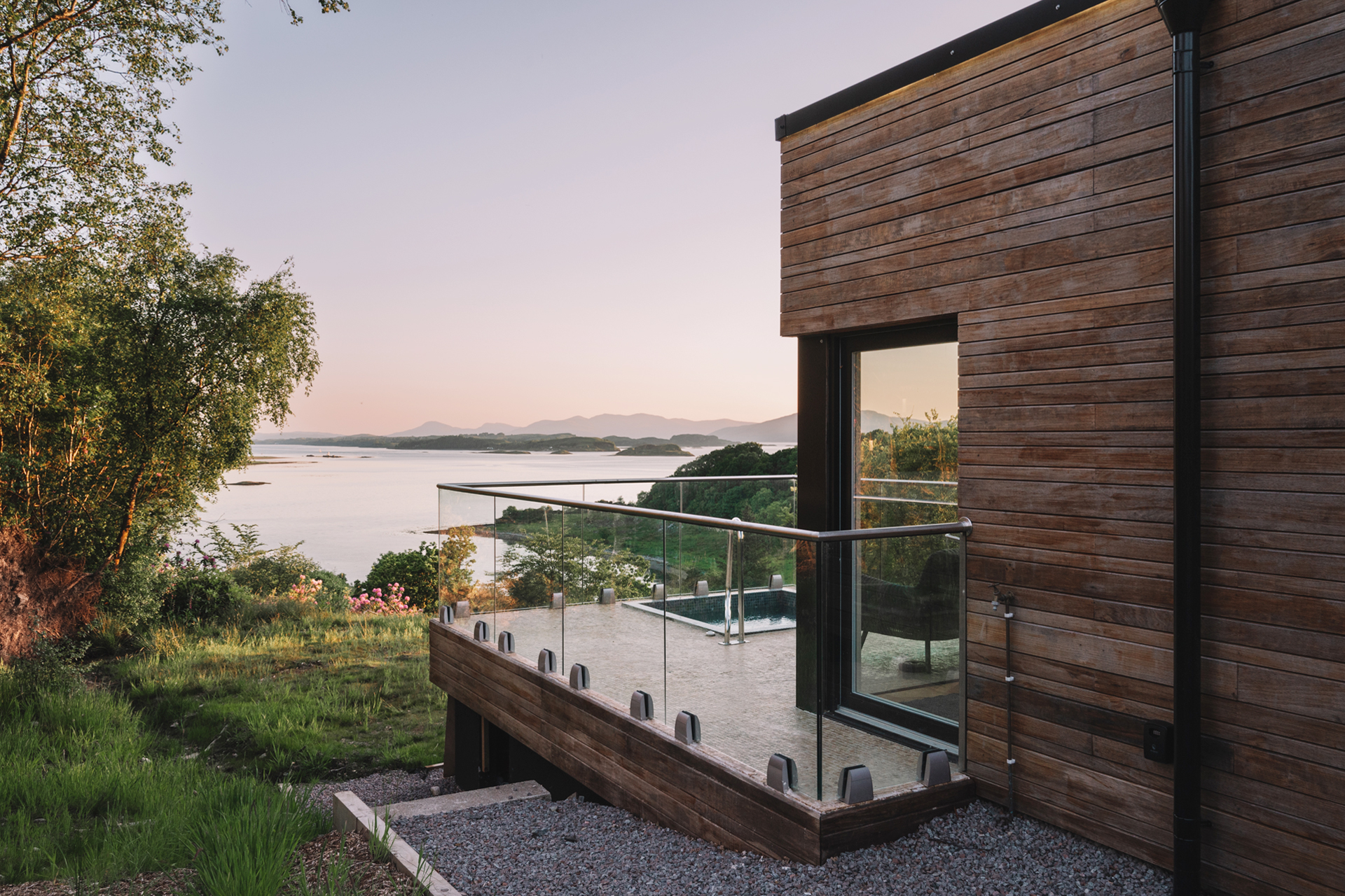 stormhouse_cabin_argyll-scotland_exterior-north-view-jacuzzi.jpg