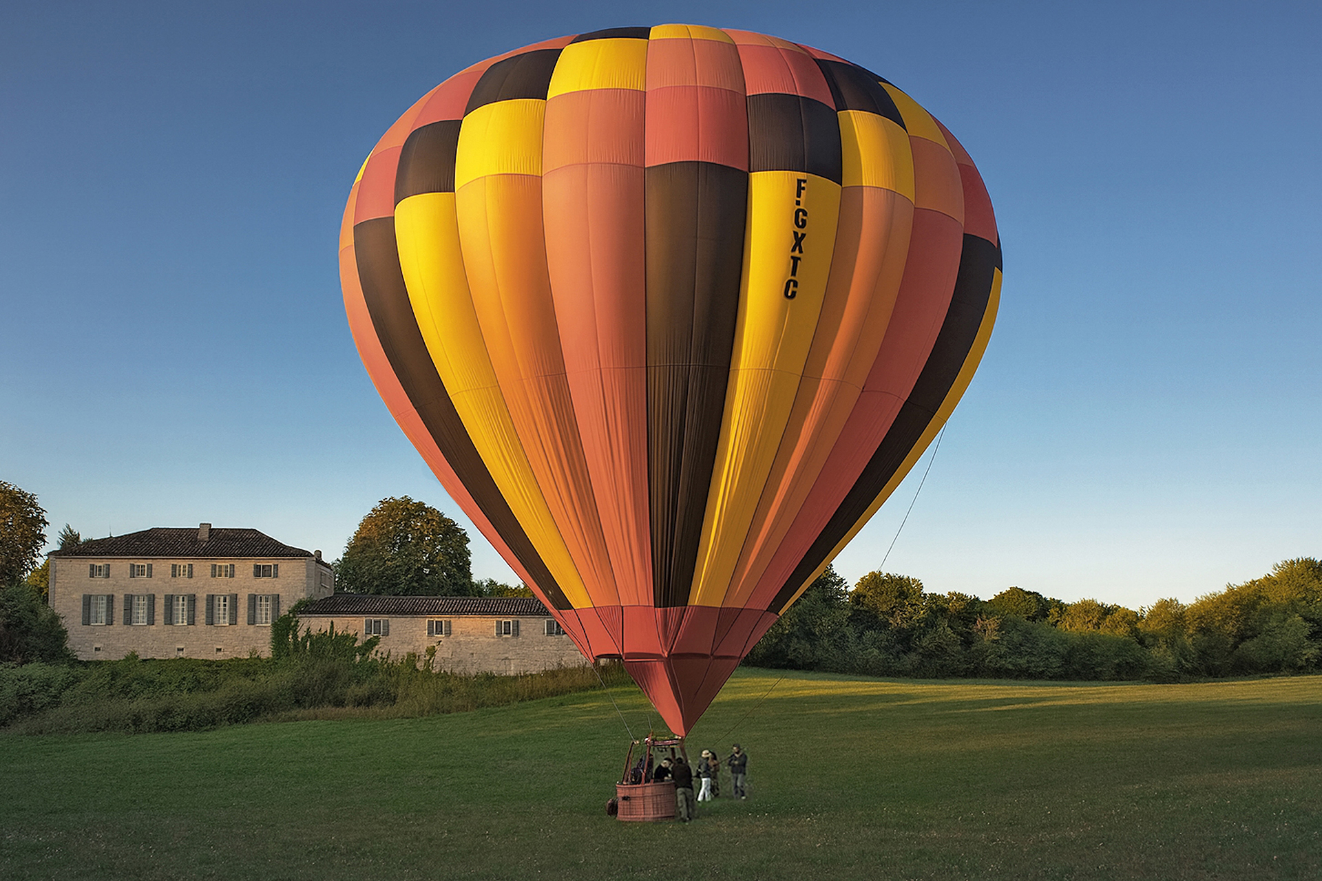 the-meadows-house_estate_floressas-france_exterior-baloon.jpg