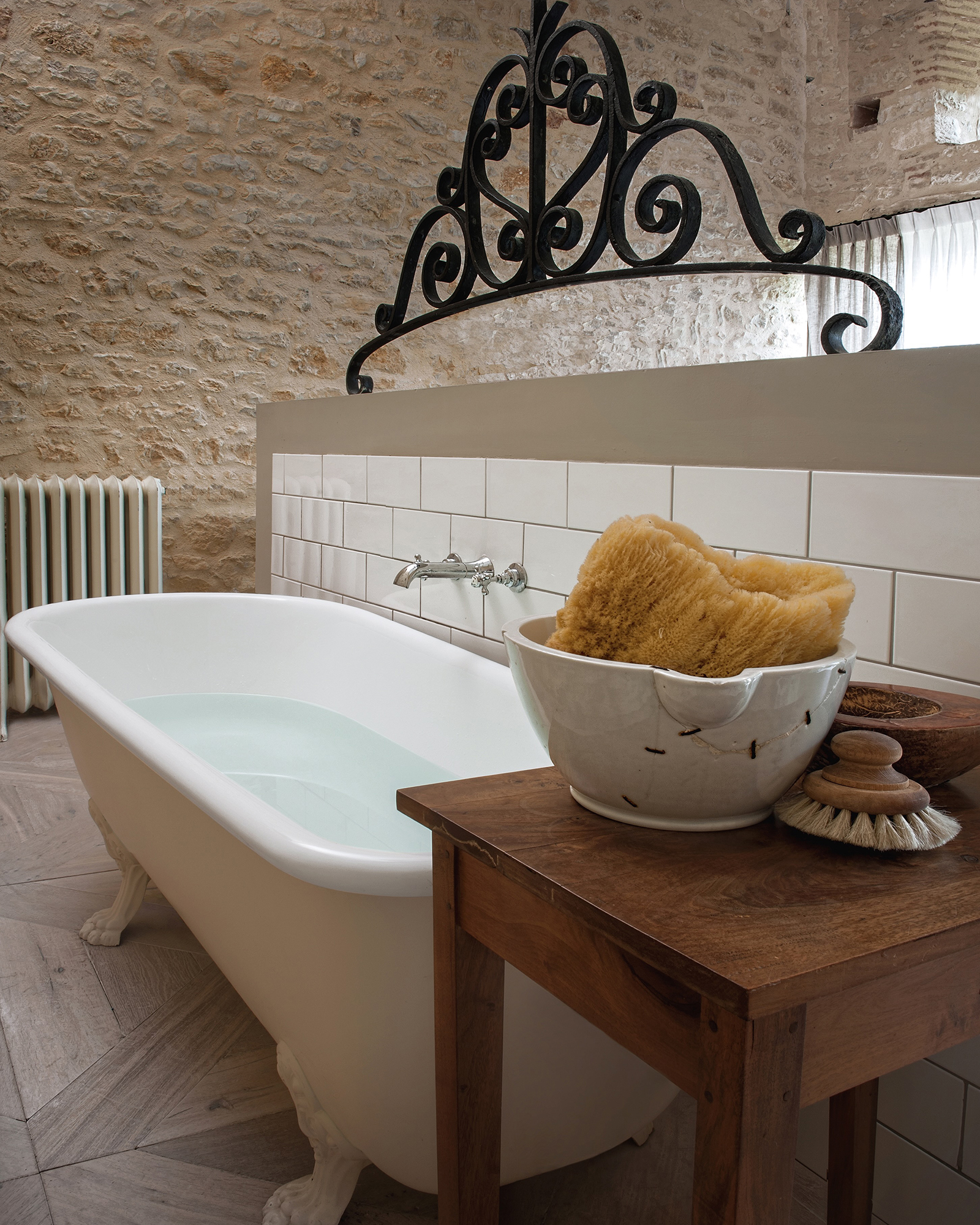 the-meadows-house_estate_floressas-france_interior-bathtub.jpg