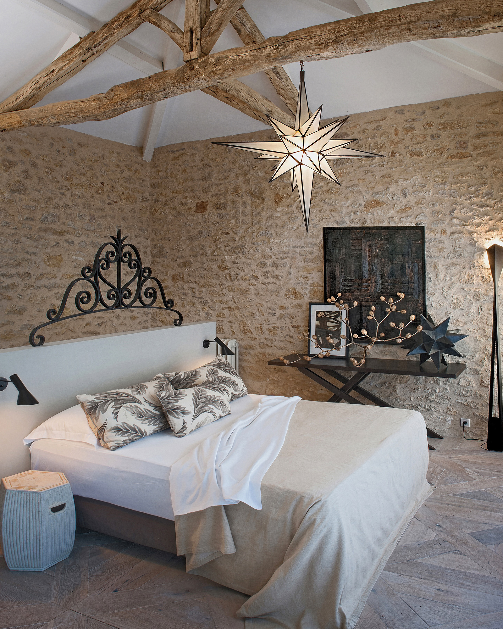 the-meadows-house_estate_floressas-france_interior-bed-room.jpg