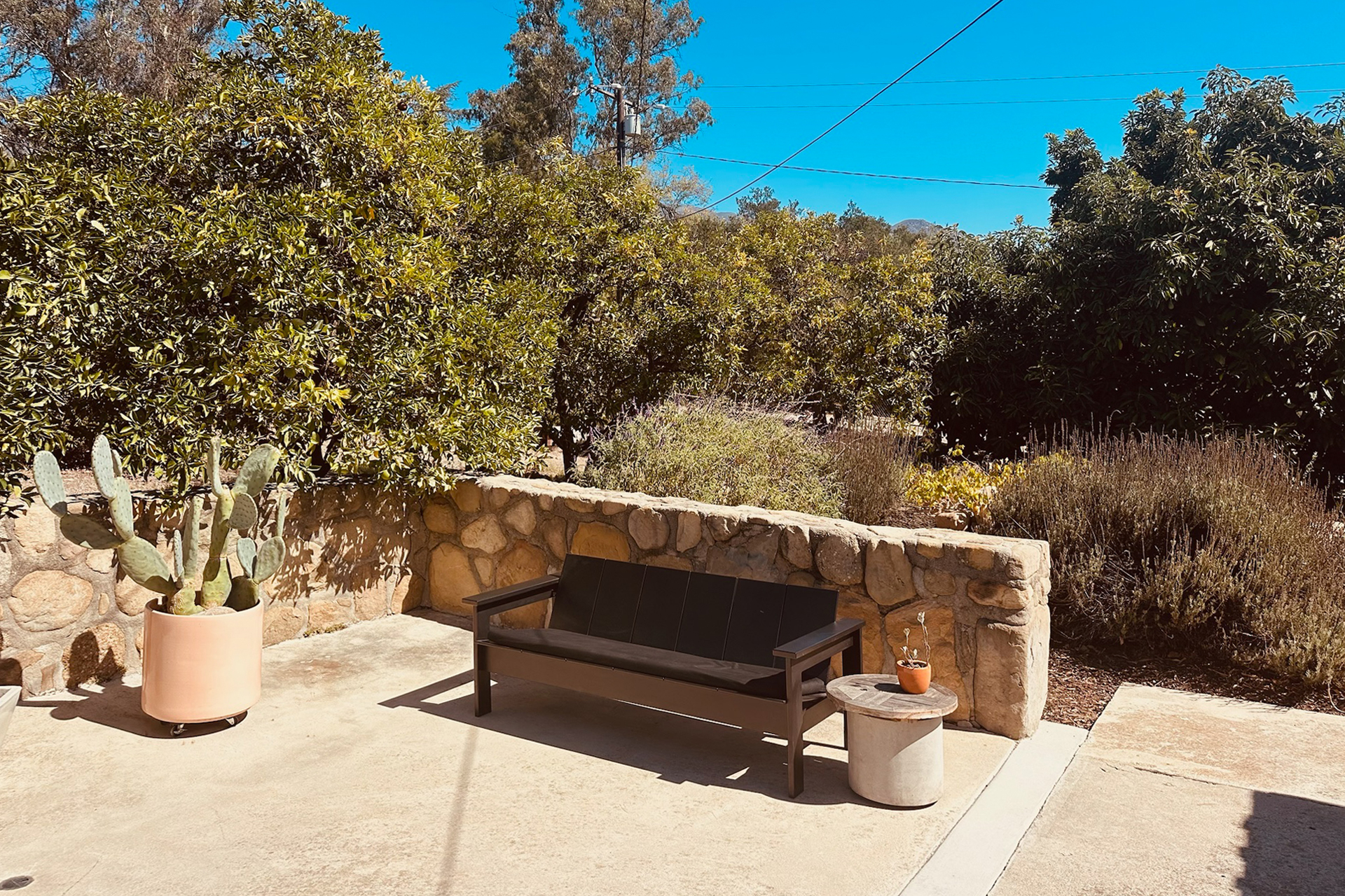 modern-east-end-ranch_house_ojai-california-usa_exterior-bench.jpg