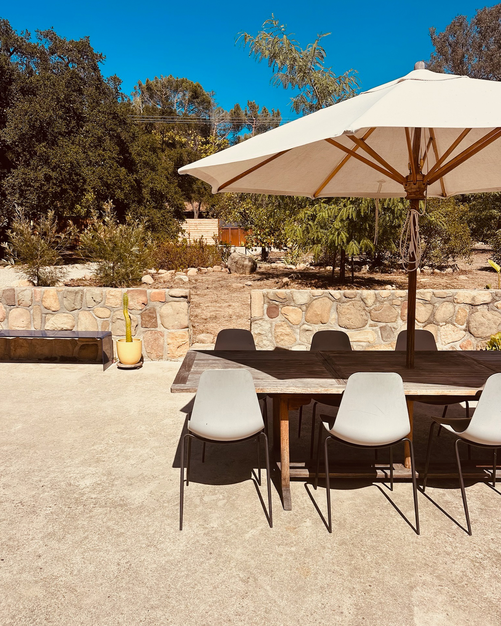 modern-east-end-ranch_house_ojai-california-usa_exterior-table-terrace.jpg