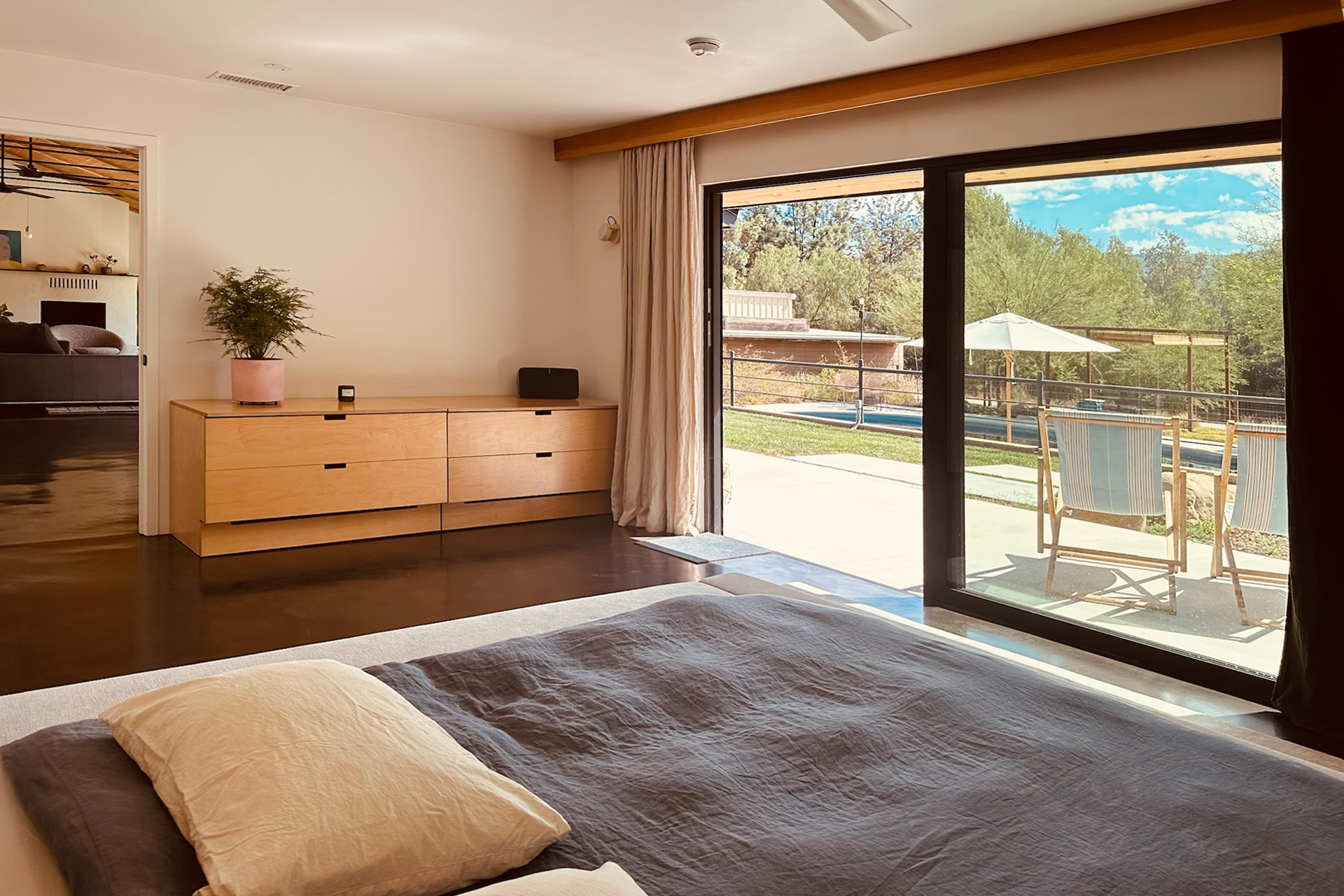 modern-east-end-ranch_house_ojai-california-usa_interior-bedroom-view.jpg
