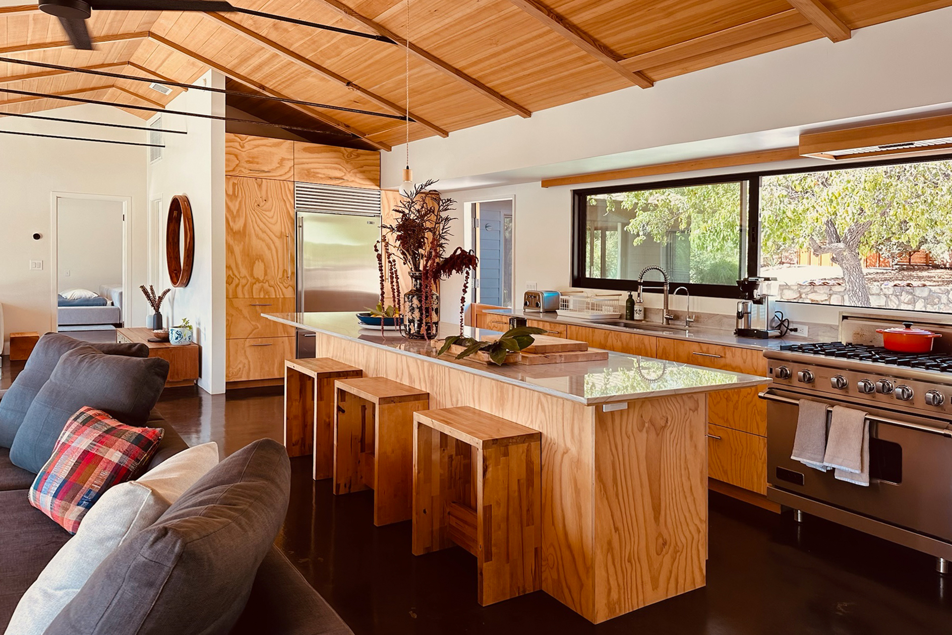 modern-east-end-ranch_house_ojai-california-usa_interior-kitchen.jpg