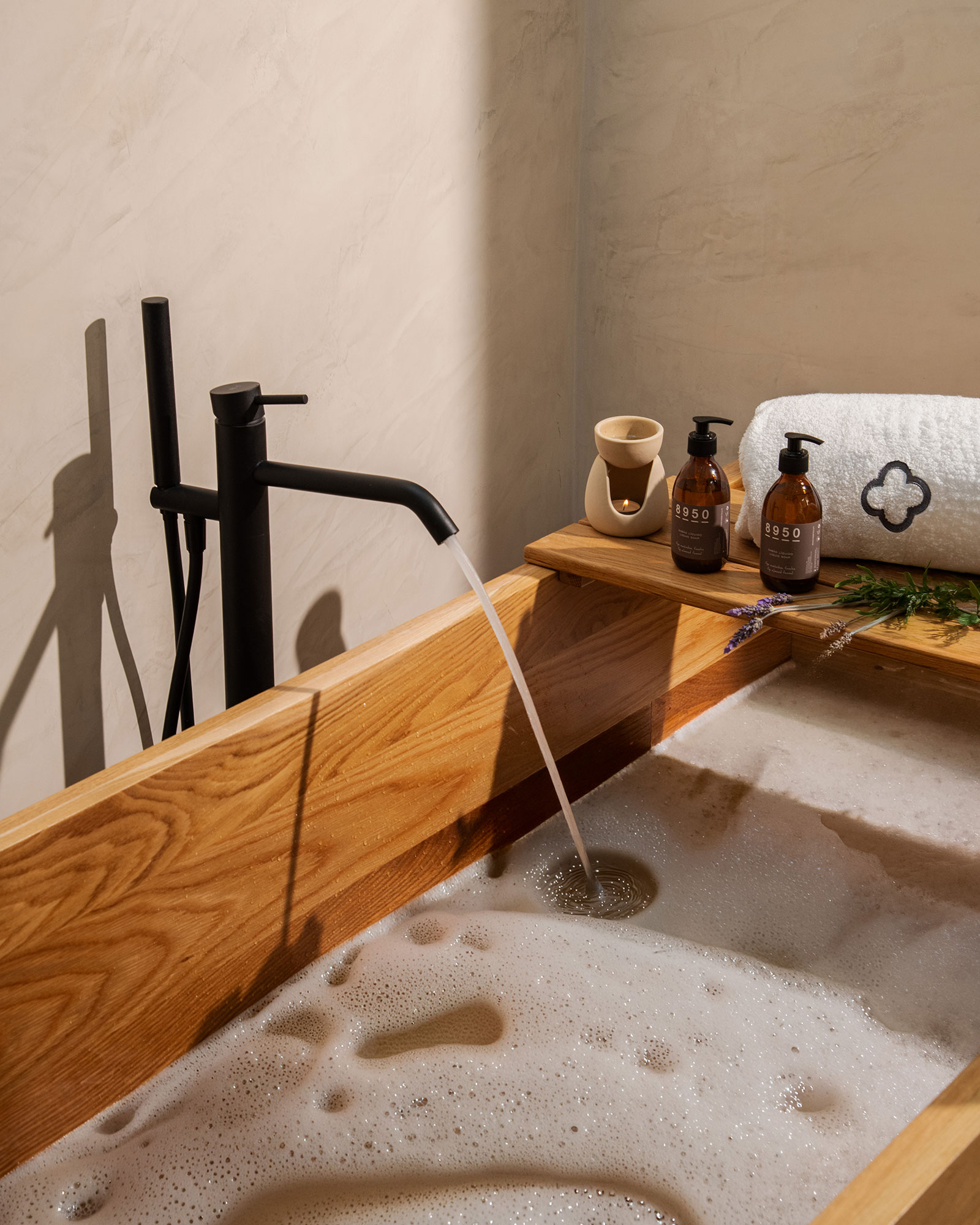 quinta-da-lila-the-yellow-house_estate_Faro-District-portugal_interior-bath.jpg