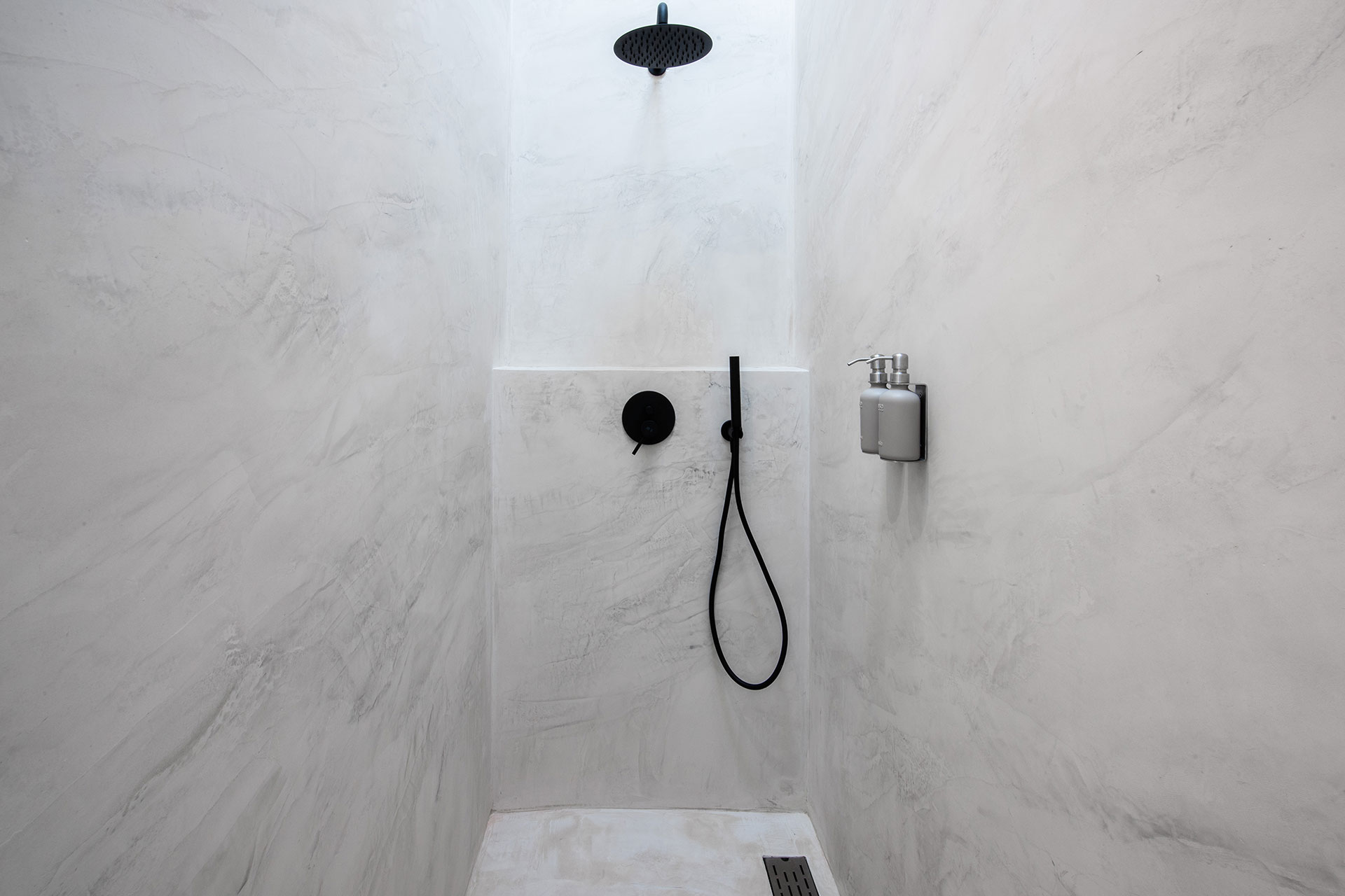 quinta-da-lila-the-yellow-house_estate_Faro-District-portugal_interior-bathroom-shower.jpg