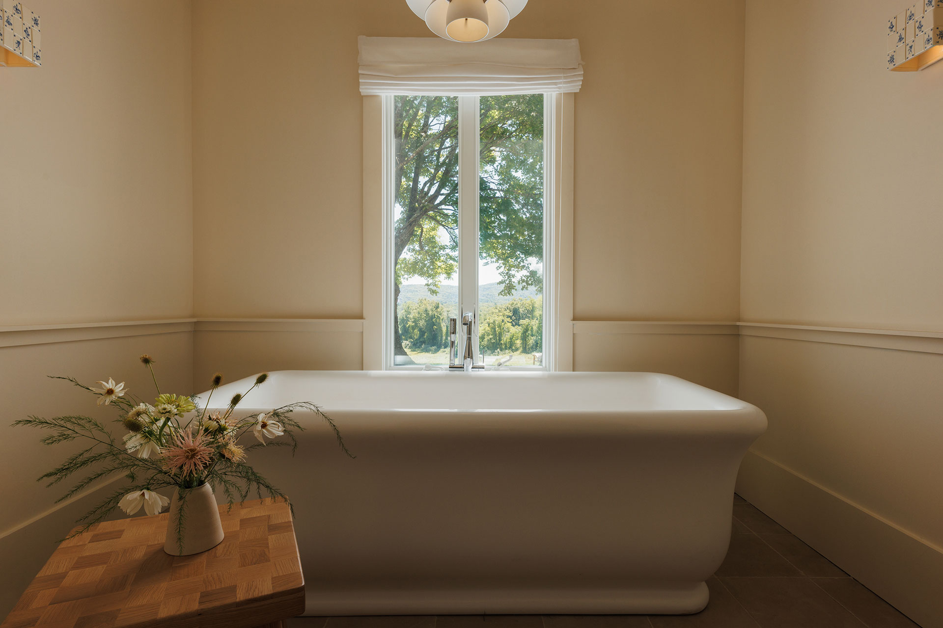 callisto-hilltop-house_country-house_new-york-usa_interior-bathroom-tub.jpg