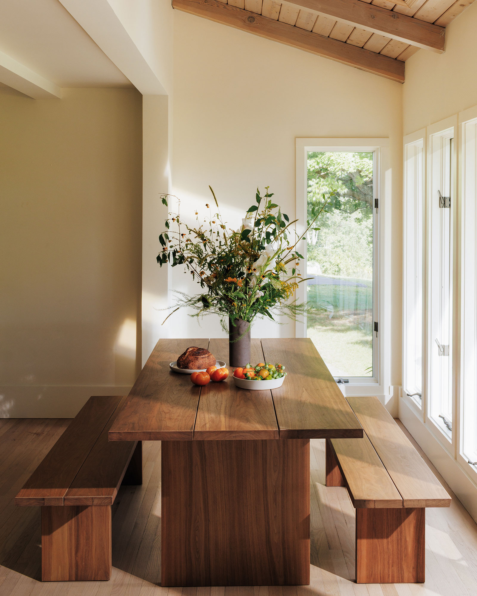 callisto-hilltop-house_country-house_new-york-usa_interior-table.jpg