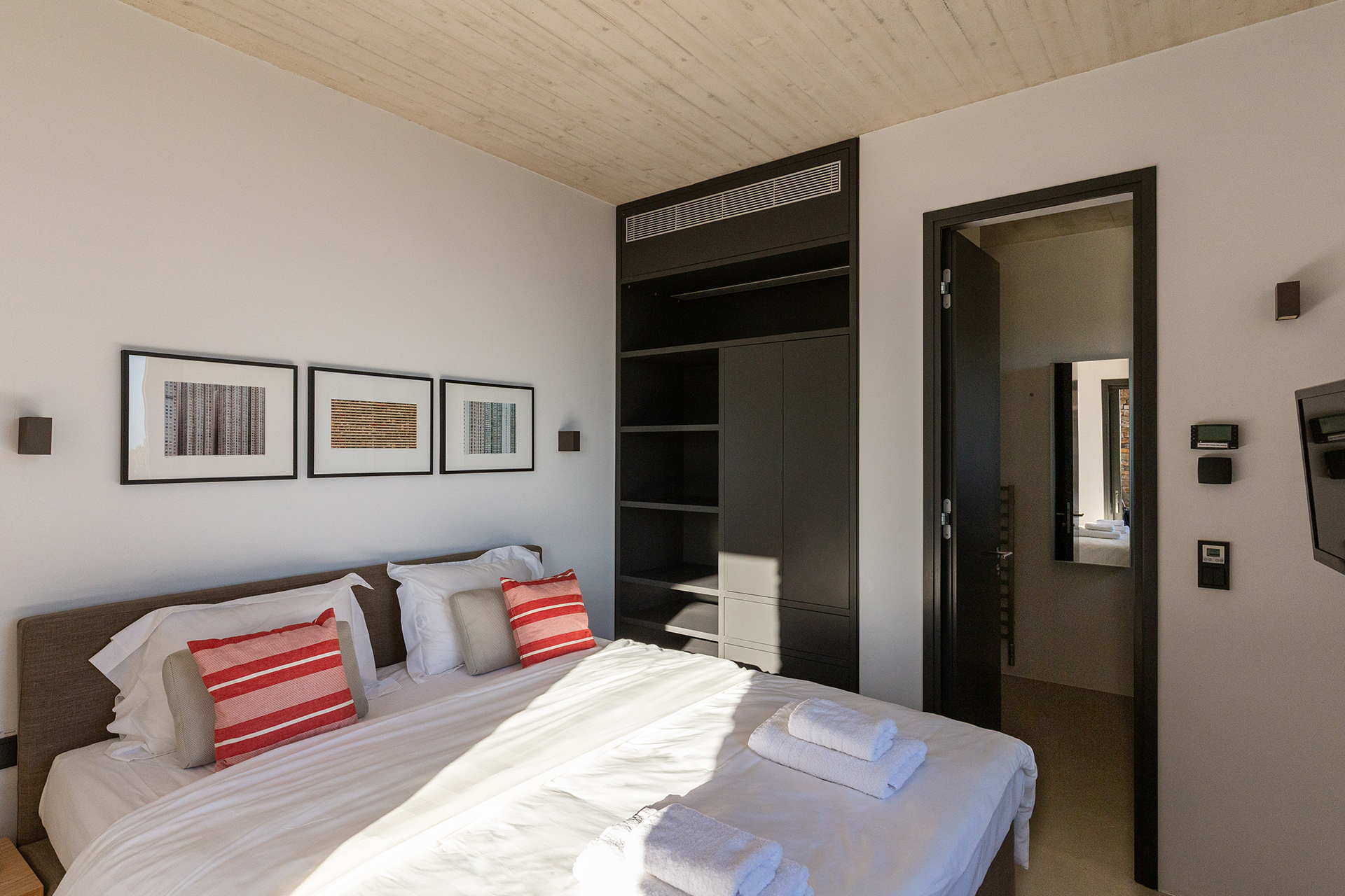 villa-zephyria_villa_milos-greece_guesthouse-interior-bedroom.jpg