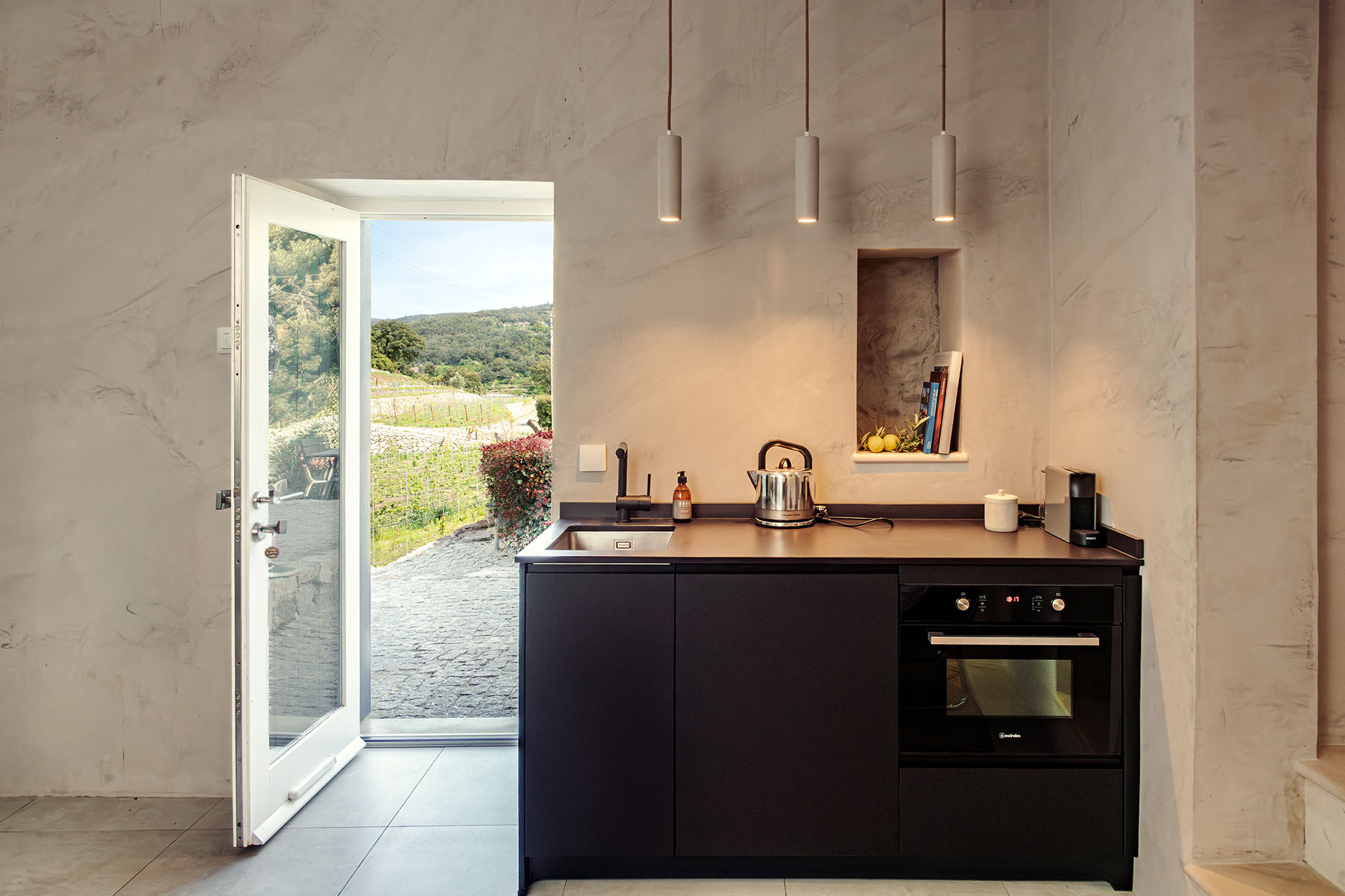 quinta-da-lila-the-bakers-cottage_estate_Faro-District-portugal_interior-kitchen.jpg