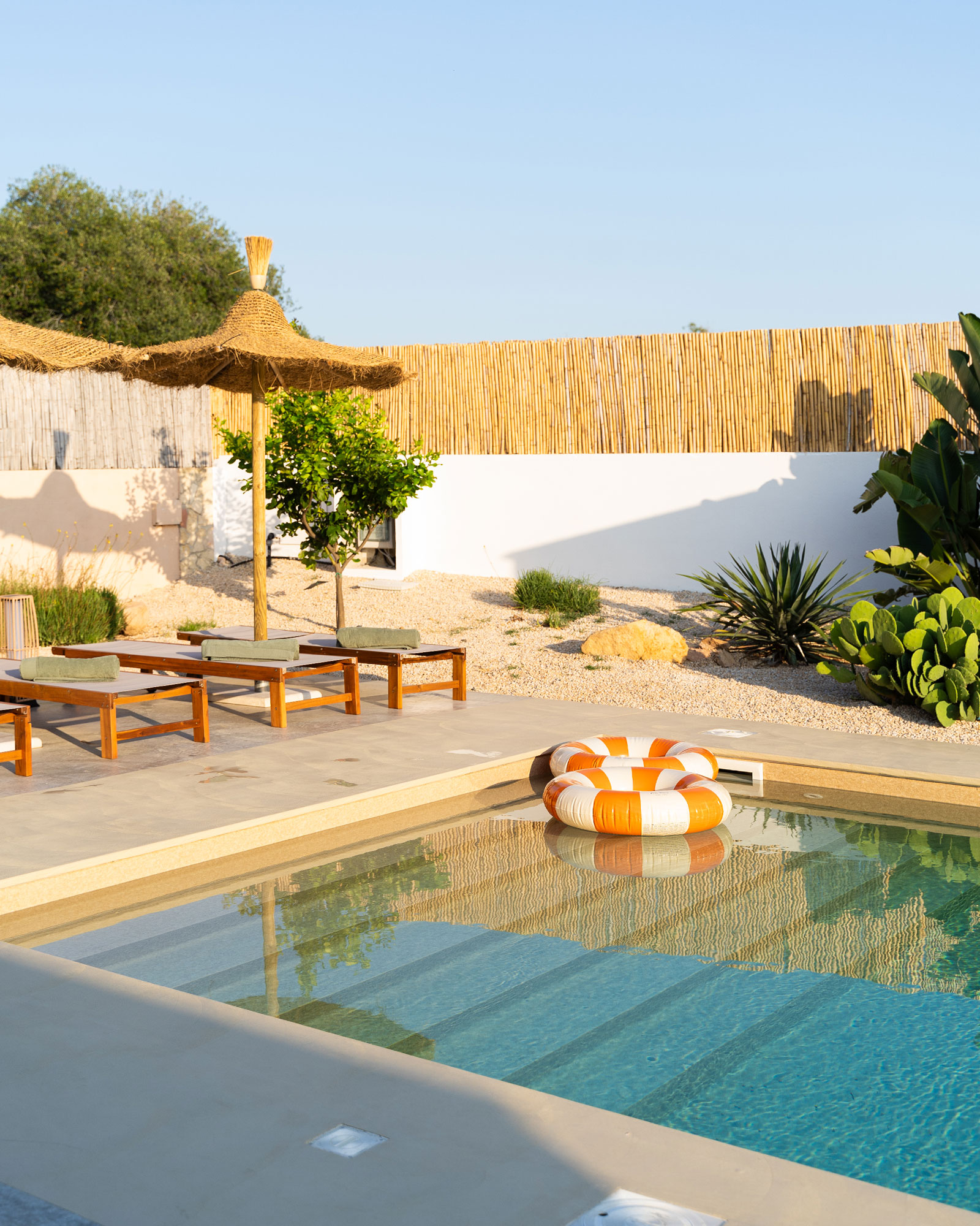 villa-maillard_house_Sardinia-italy_exterior-pool-sun.jpg
