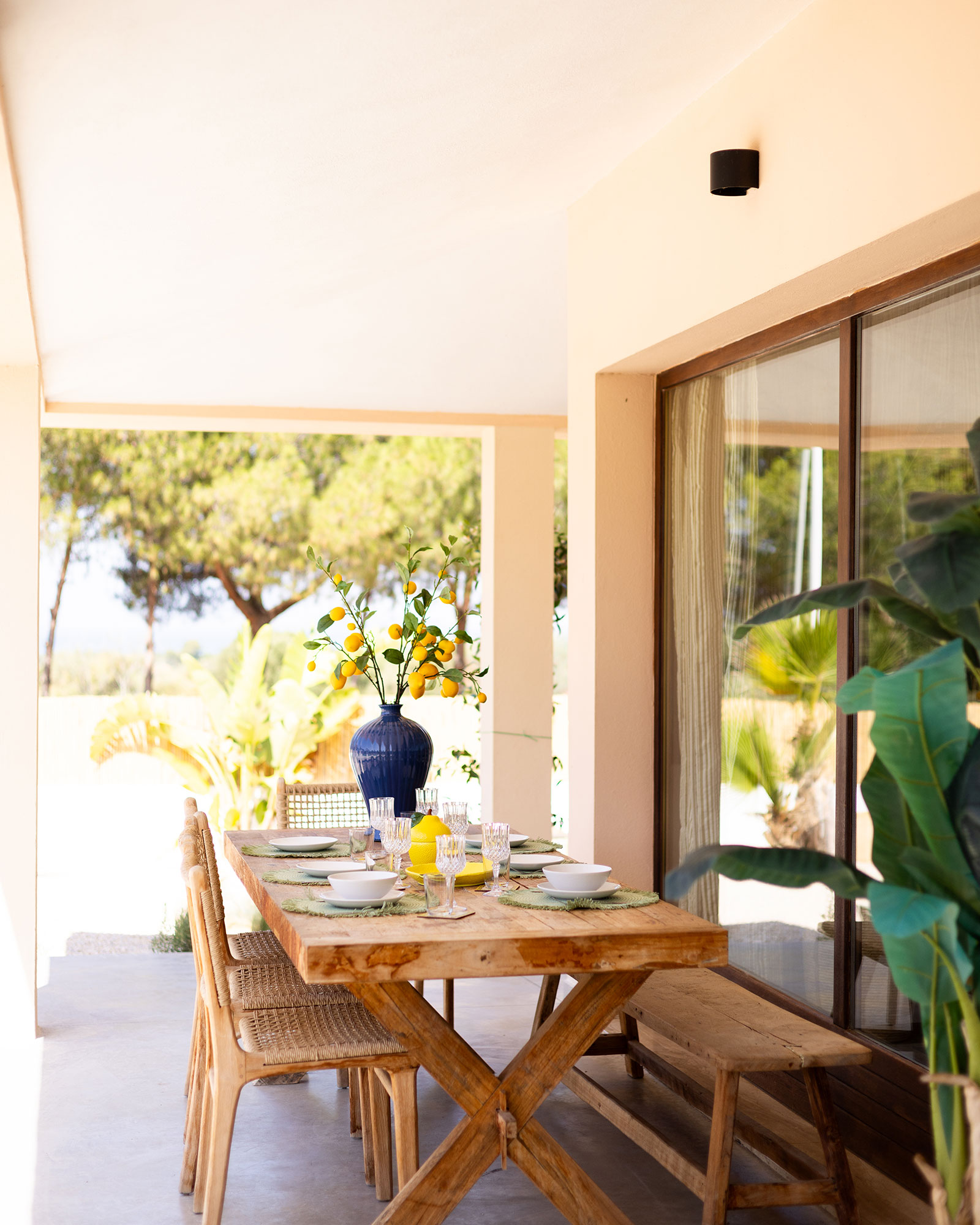 villa-maillard_house_Sardinia-italy_exterior-table.jpg