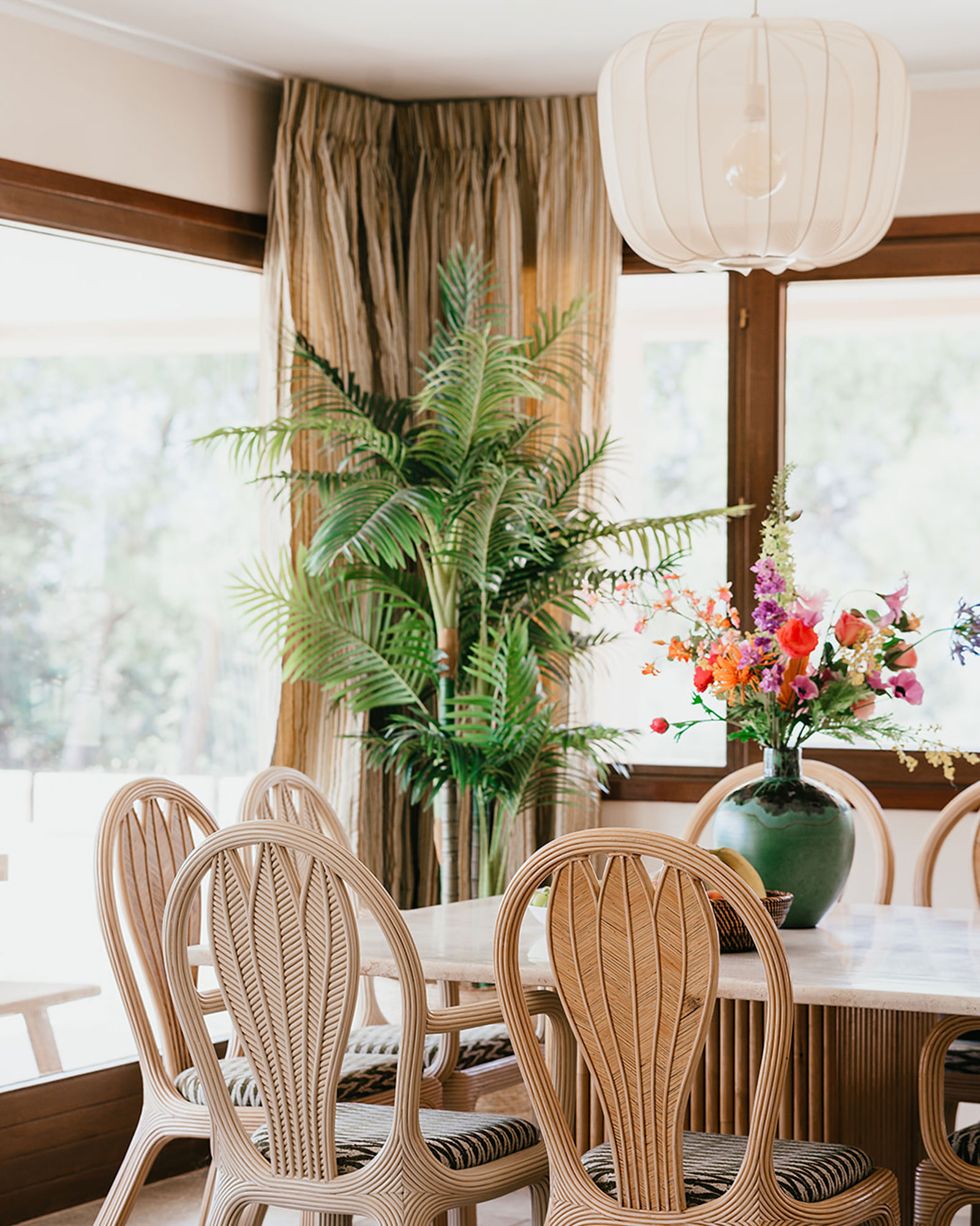 villa-maillard_house_Sardinia-italy_interior-flowers.jpg