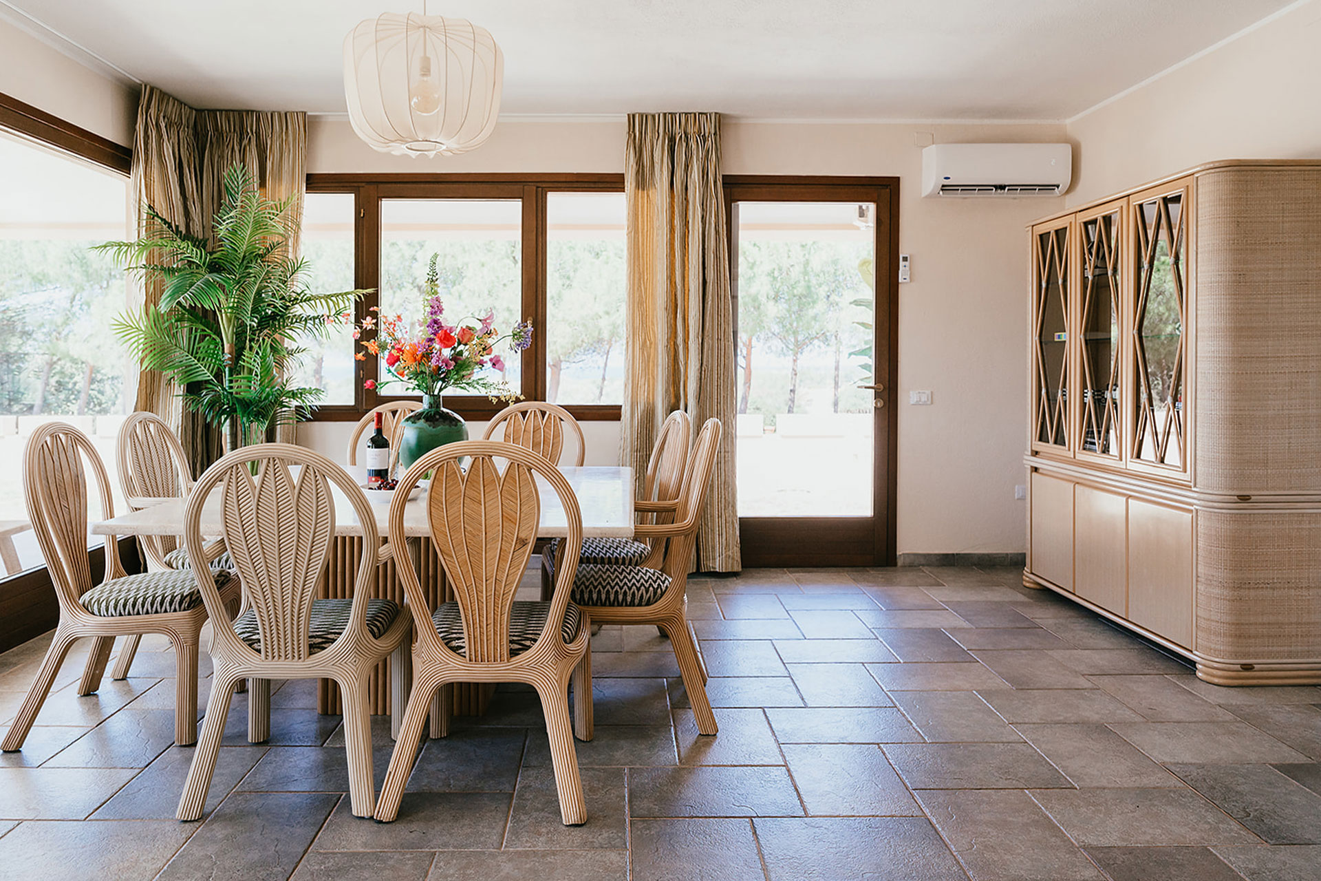 villa-maillard_house_Sardinia-italy_interior-table.jpg
