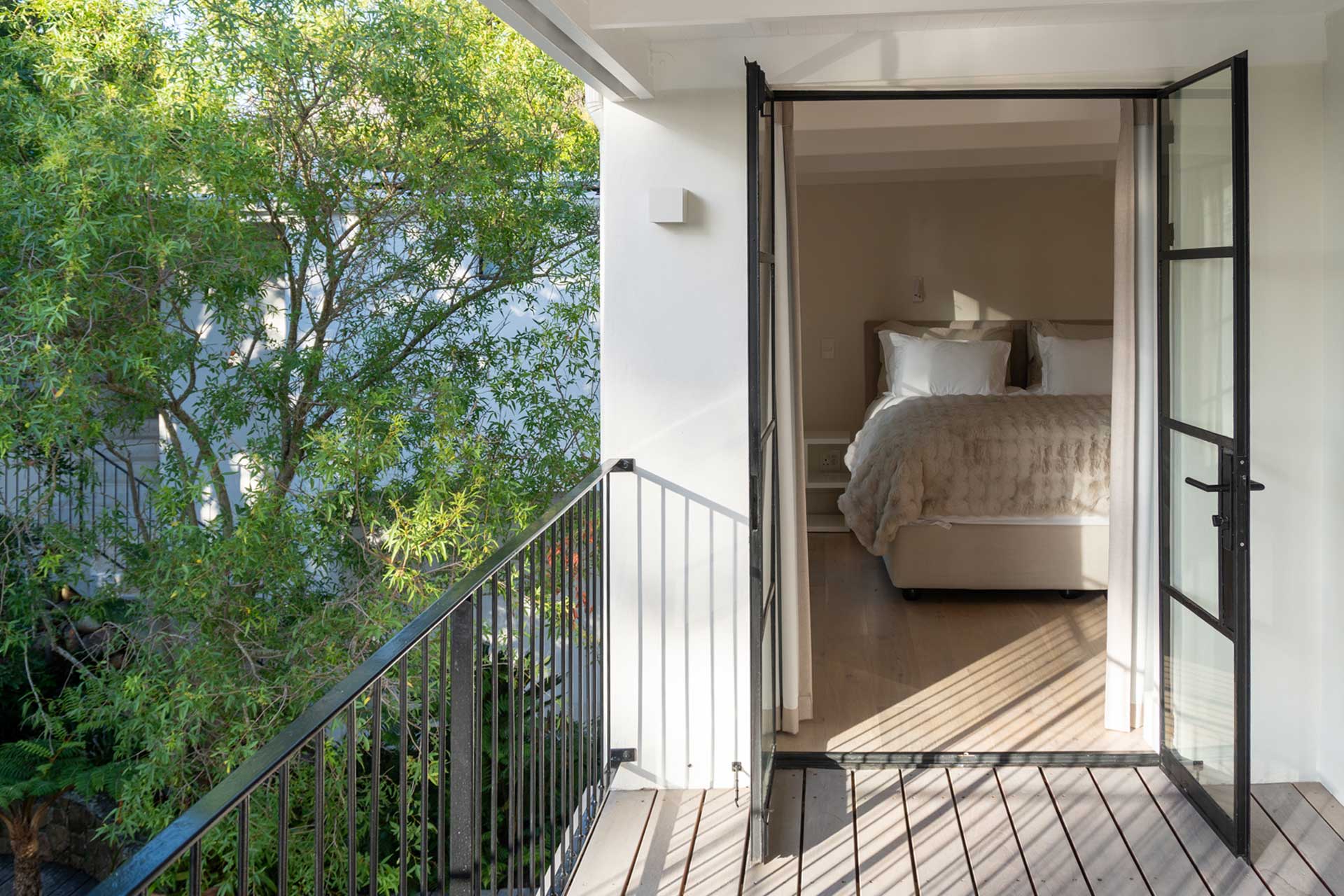 river42-camps-bay_villa_cape-town-south-africa_exterior-bedroom.jpg