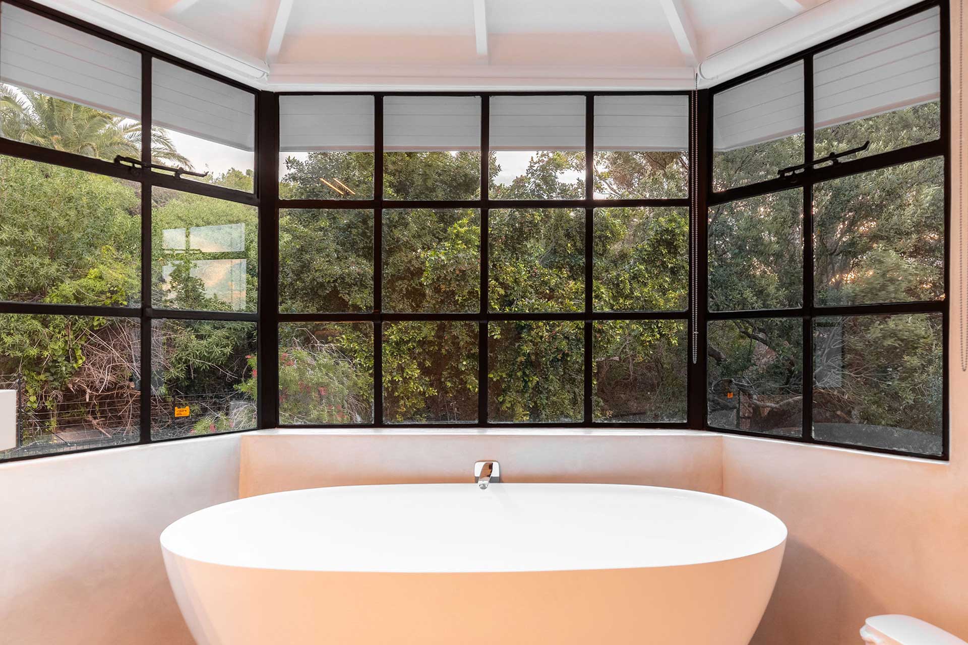 river42-camps-bay_villa_cape-town-south-africa_interior-bathroom-tub.jpg