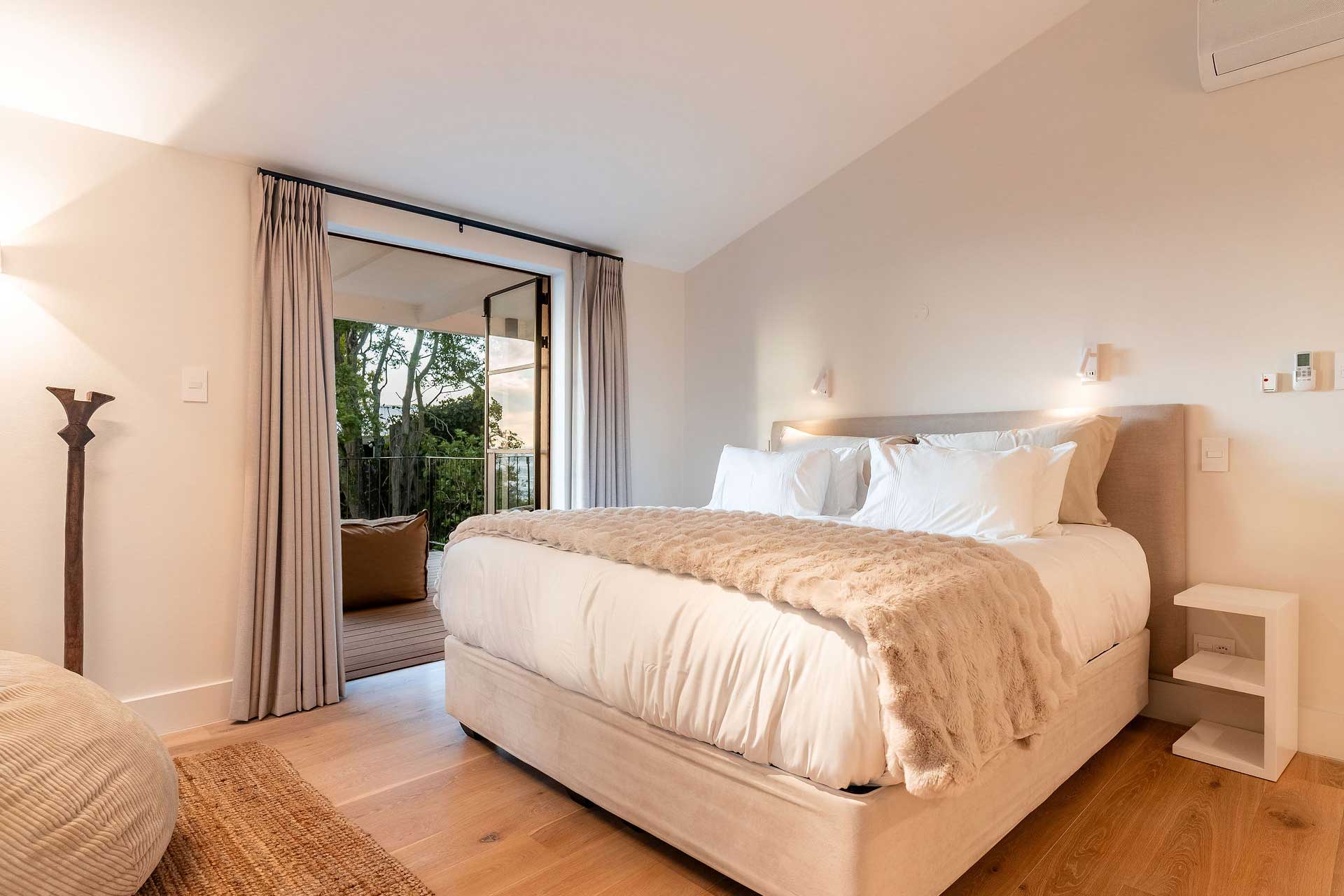 river42-camps-bay_villa_cape-town-south-africa_interior-bed-room-space.jpg
