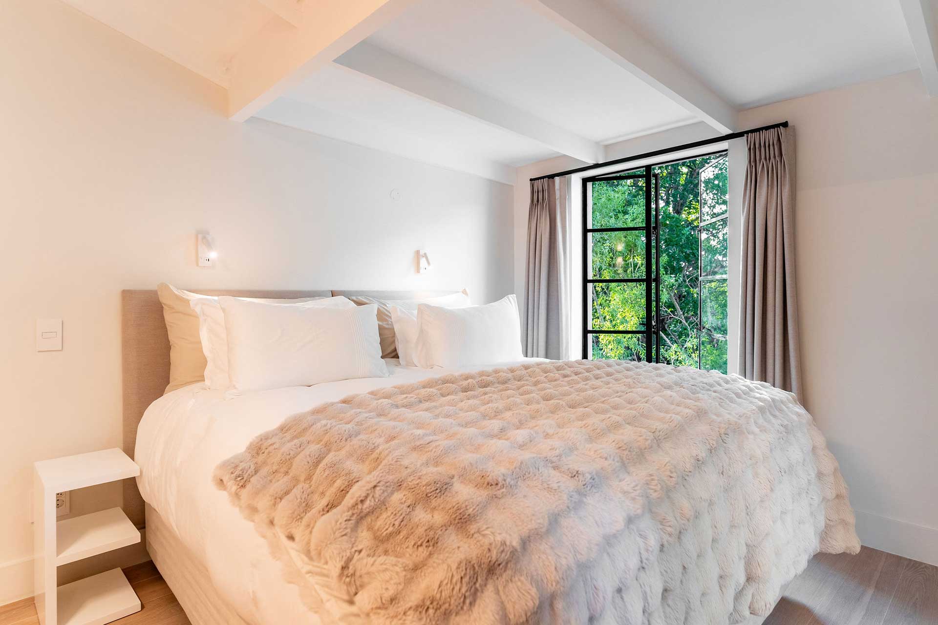 river42-camps-bay_villa_cape-town-south-africa_interior-bedroom.jpg