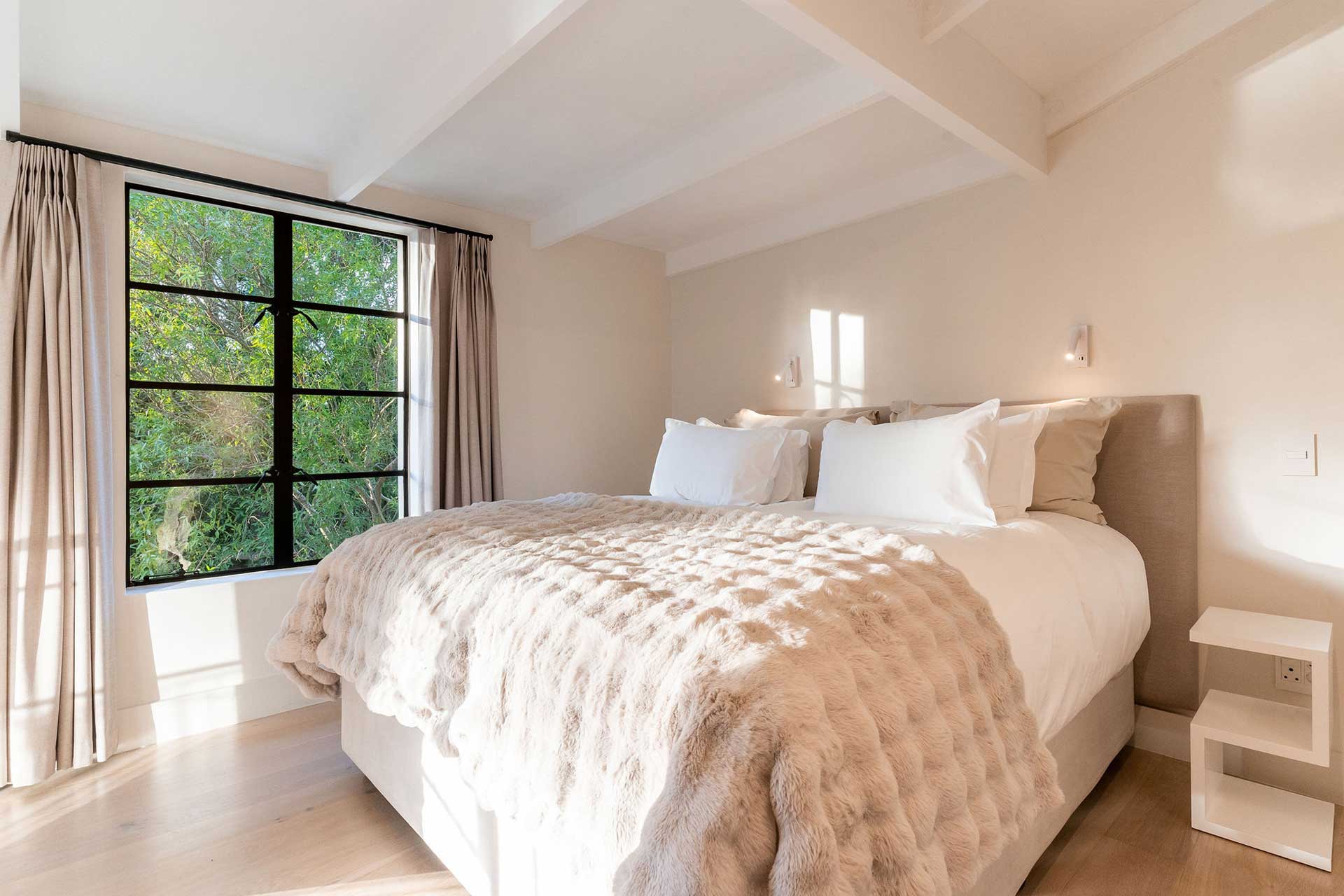 river42-camps-bay_villa_cape-town-south-africa_interior-bedroom-space.jpg