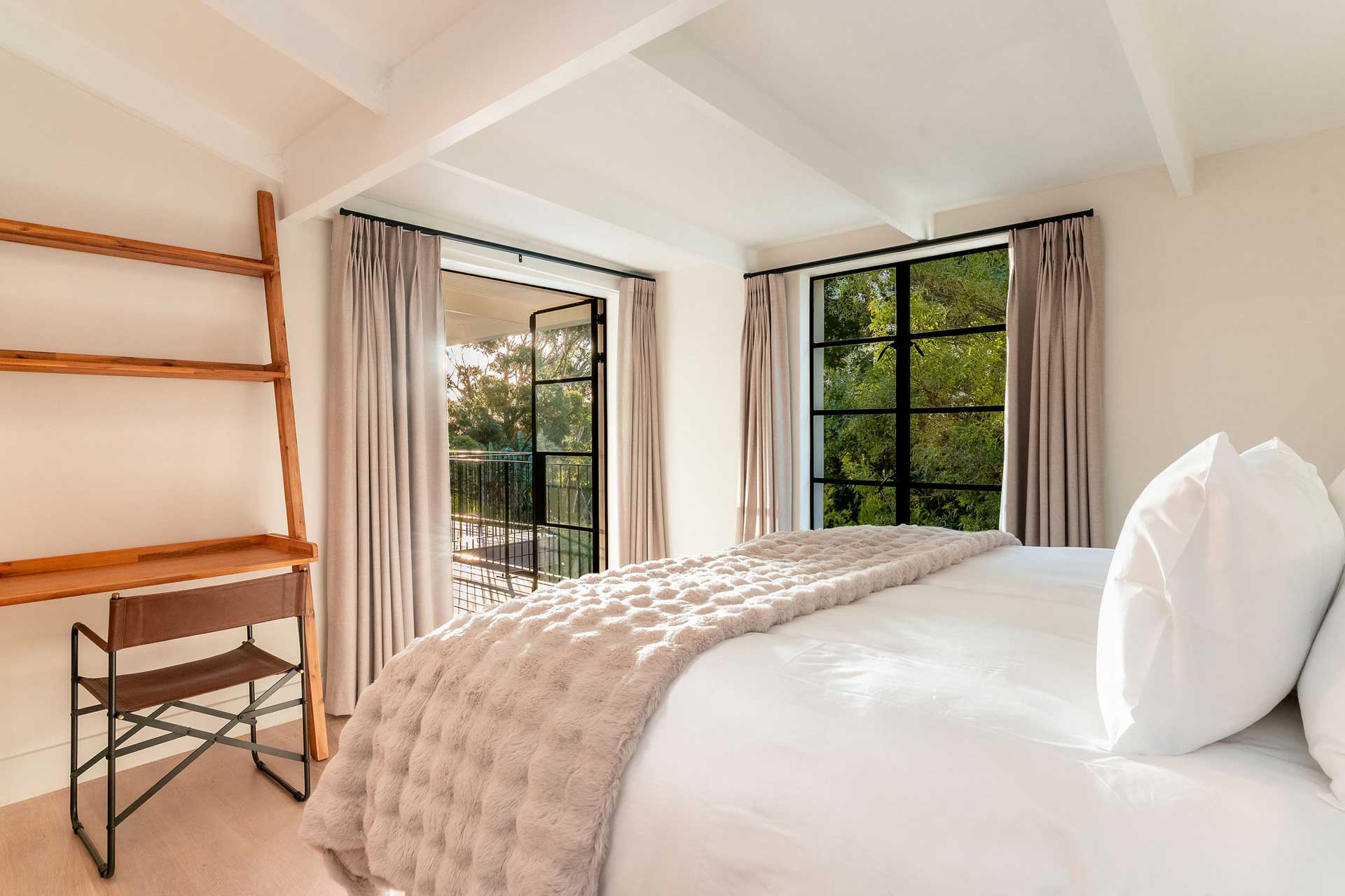 river42-camps-bay_villa_cape-town-south-africa_interior-bedroom-terrace.jpg