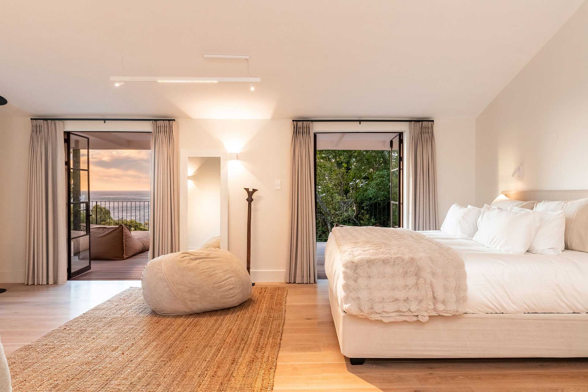 river42-camps-bay_villa_cape-town-south-africa_interior-bedroom-view.jpg