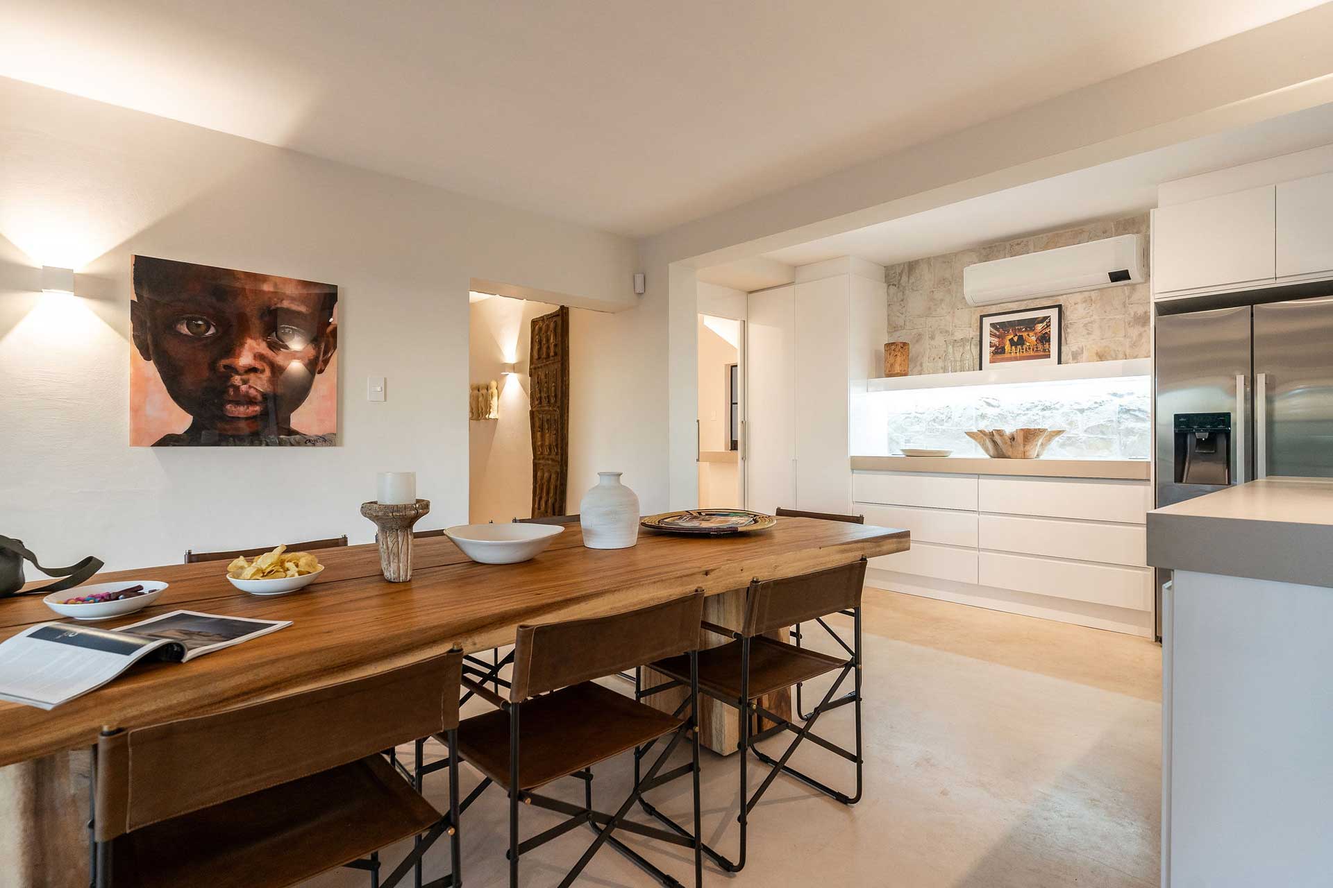 river42-camps-bay_villa_cape-town-south-africa_interior-dining-table.jpg