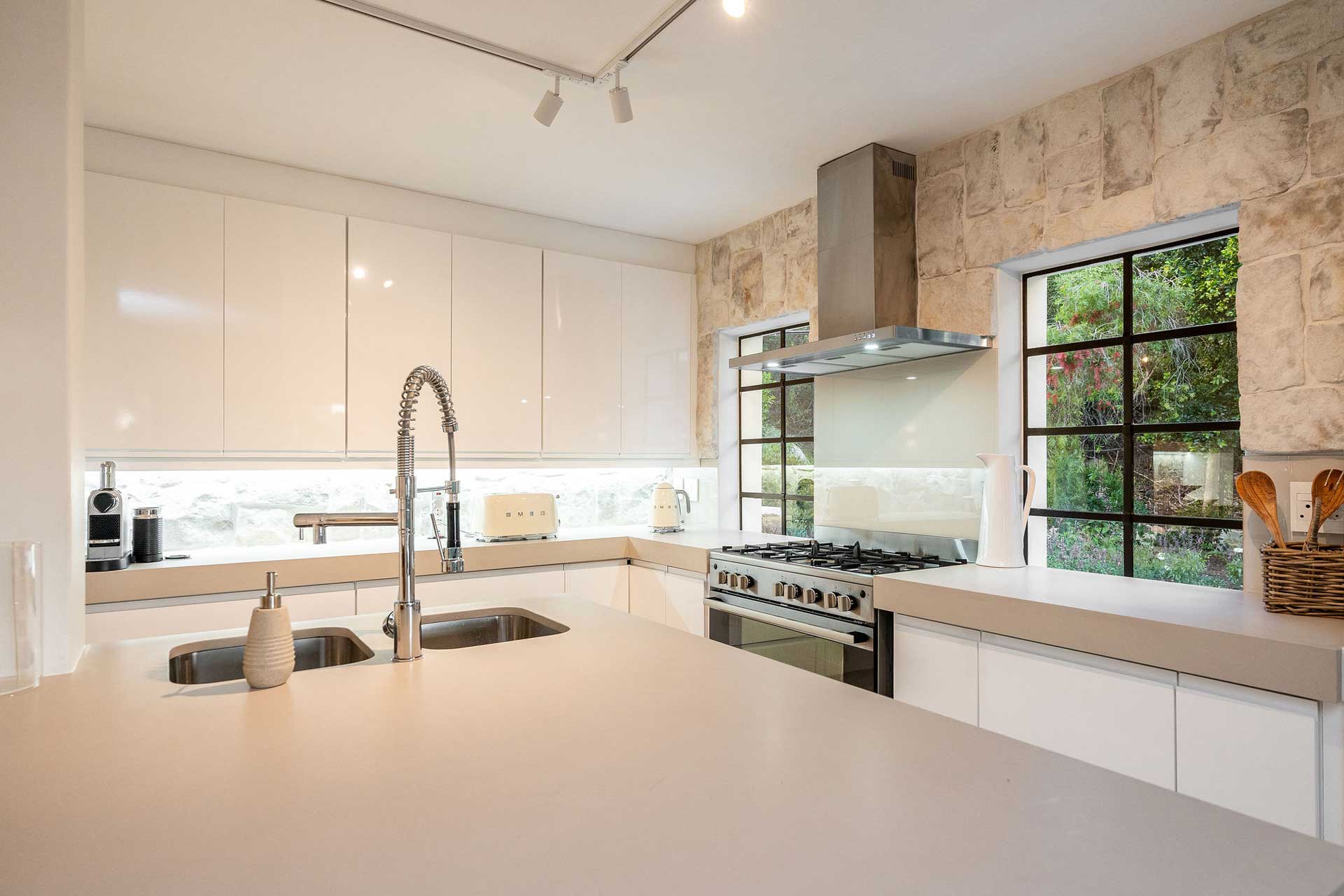 river42-camps-bay_villa_cape-town-south-africa_interior-kitchen.jpg
