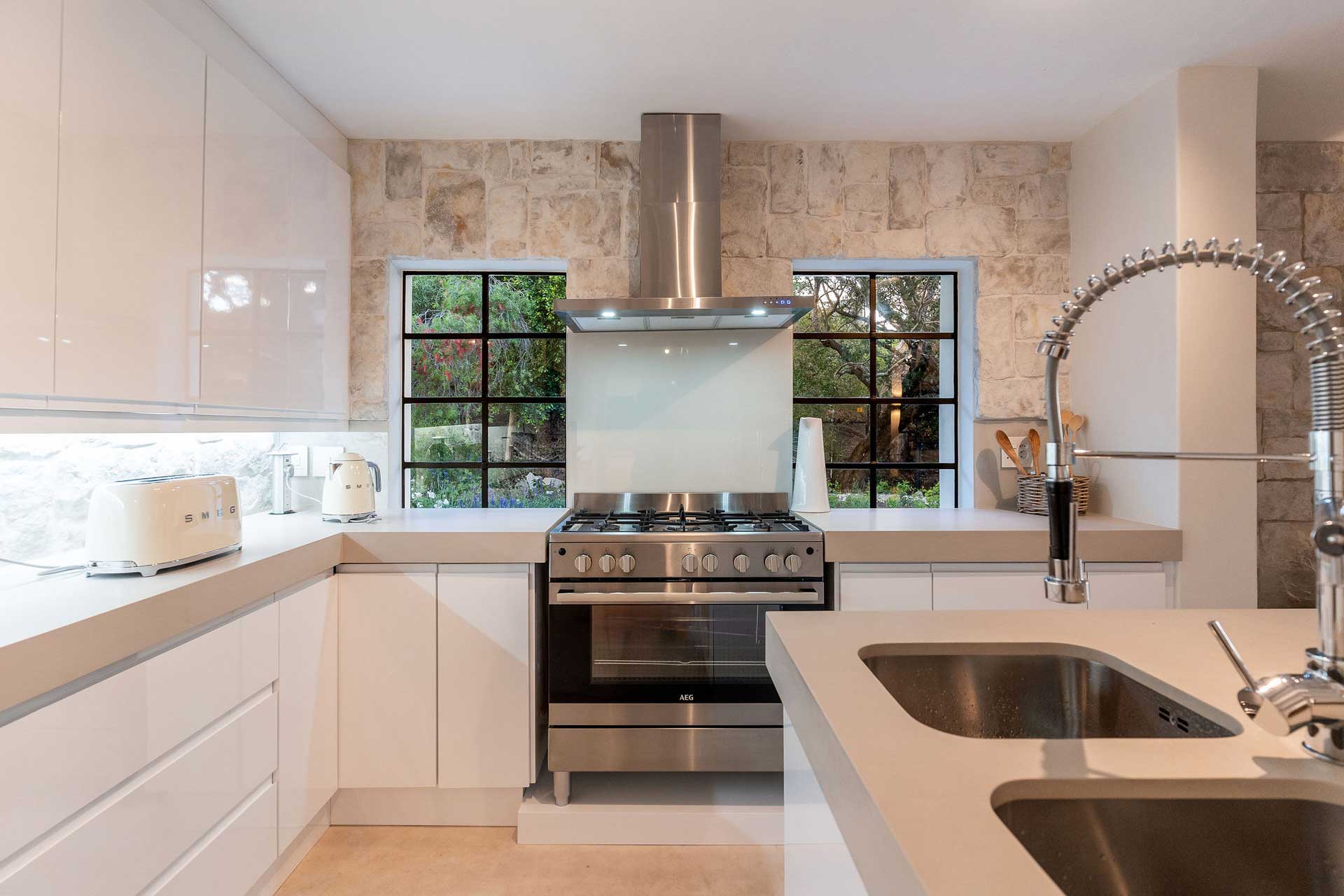 river42-camps-bay_villa_cape-town-south-africa_interior-kitchen-deisgn.jpg