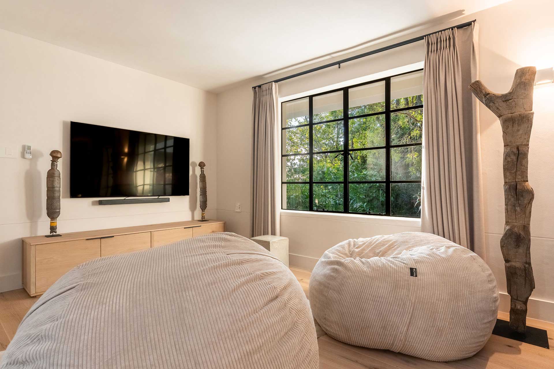 river42-camps-bay_villa_cape-town-south-africa_interior-tv.jpg