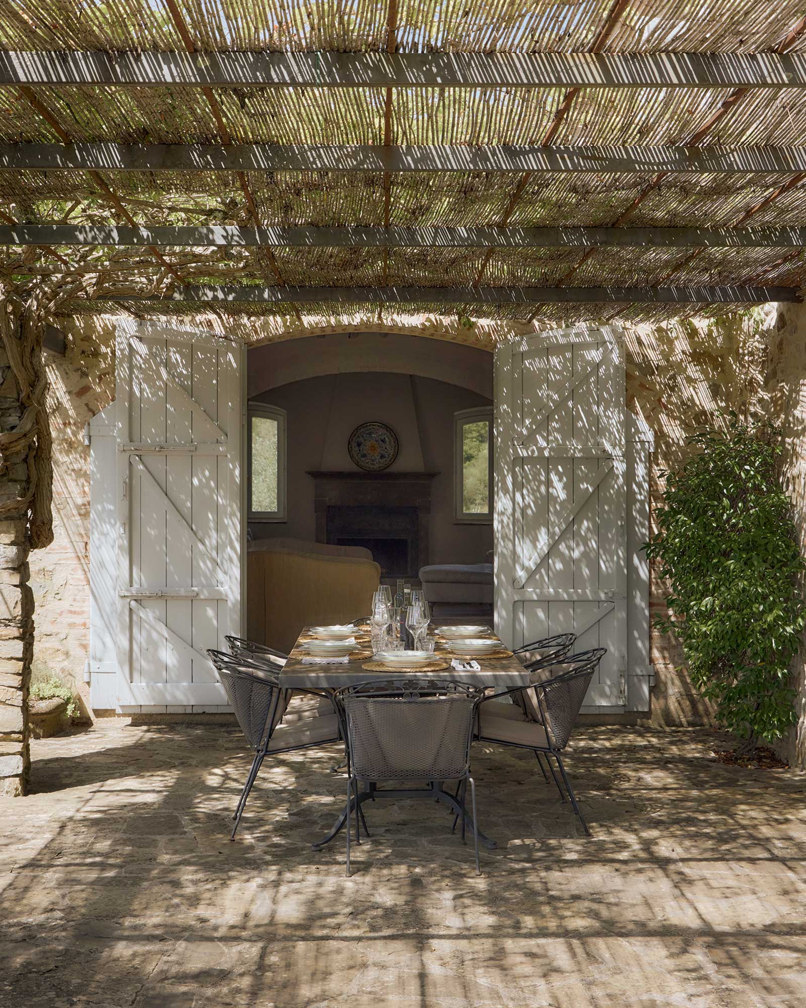 fattoria-valtellina_country-house_tuscany-italy_exterior-terrace-table.jpg