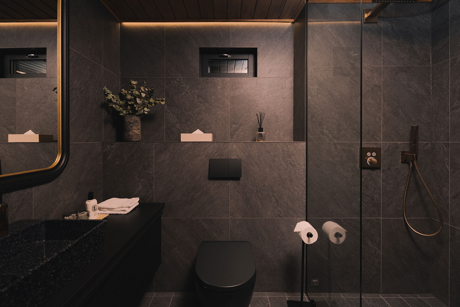 chalet-utsu_chalet_lapland-finland_interior-bathroom-space.jpg