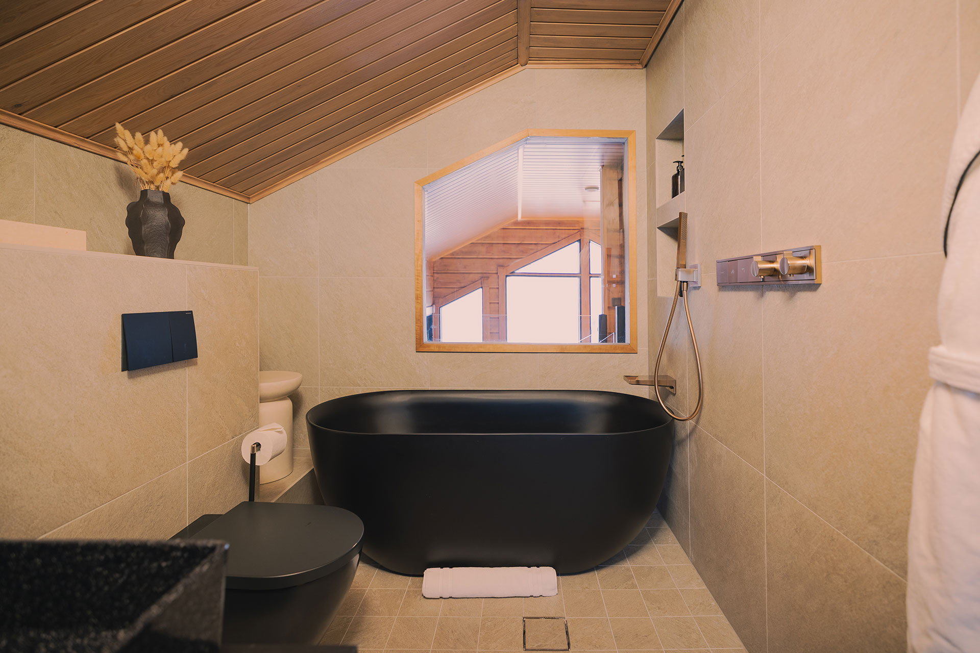 chalet-utsu_chalet_lapland-finland_interior-bathroom-tub.jpg