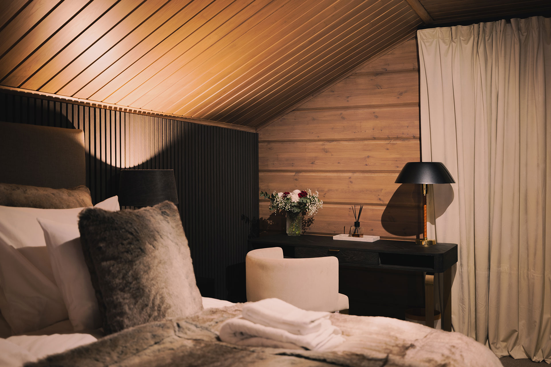 chalet-utsu_chalet_lapland-finland_interior-bed.jpg