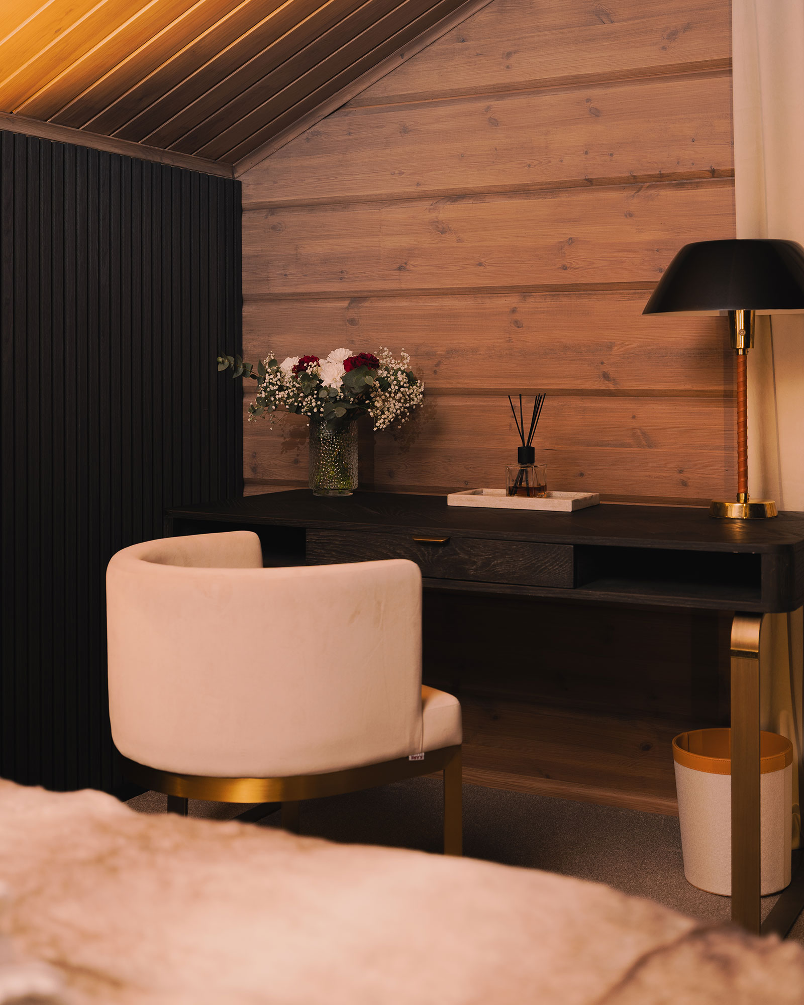 chalet-utsu_chalet_lapland-finland_interior-desk.jpg