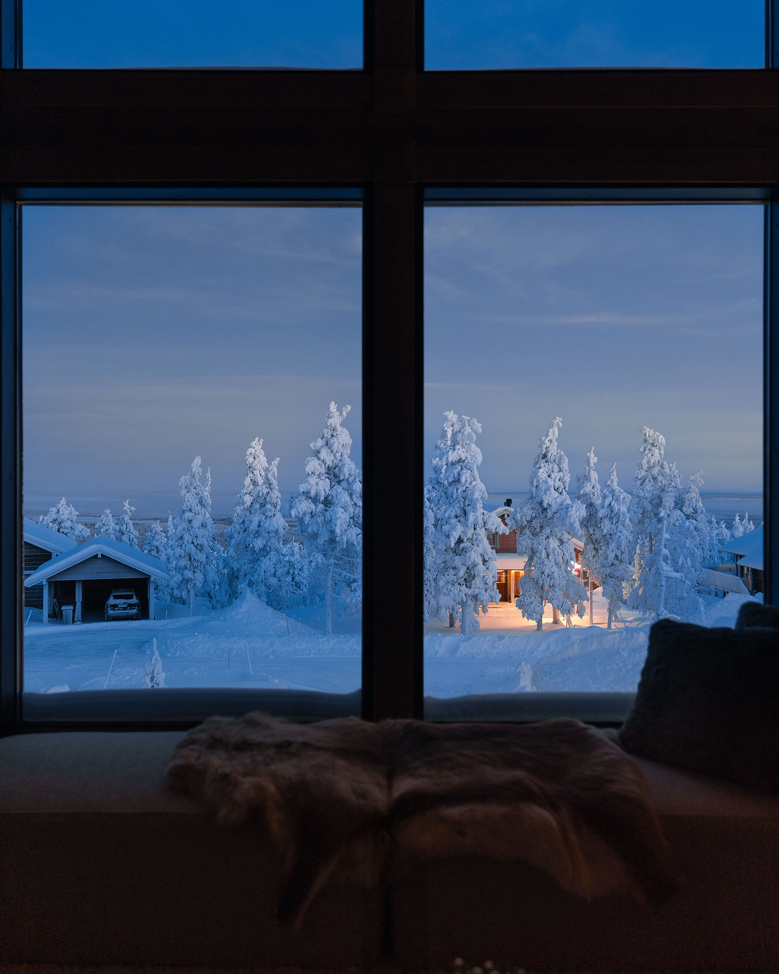 chalet-utsu_chalet_lapland-finland_interior-window-snow.jpg