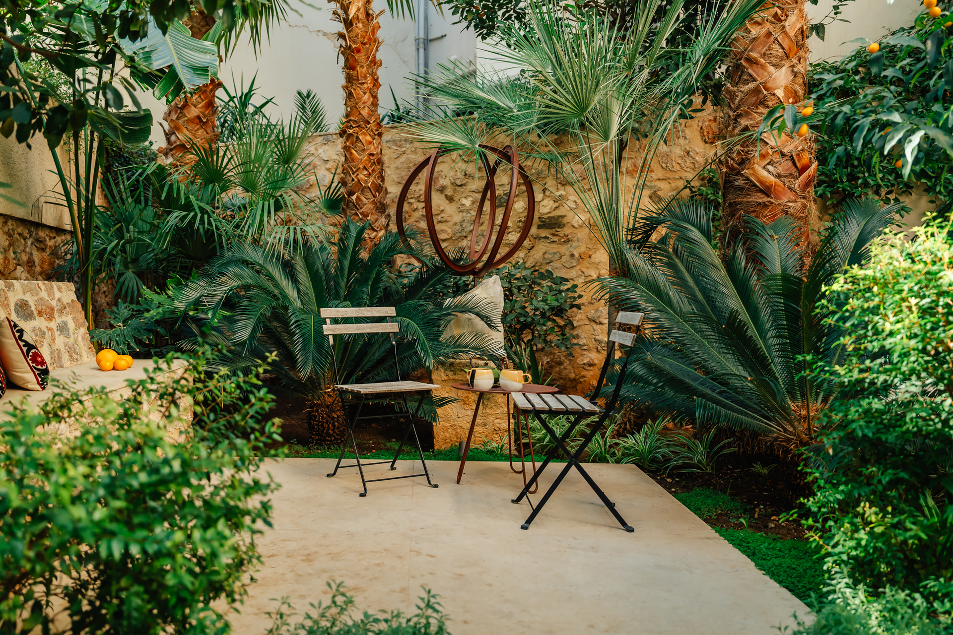 gargaretta-arthouse-suite_house_athens_greece_exterior-table-chairs.jpg
