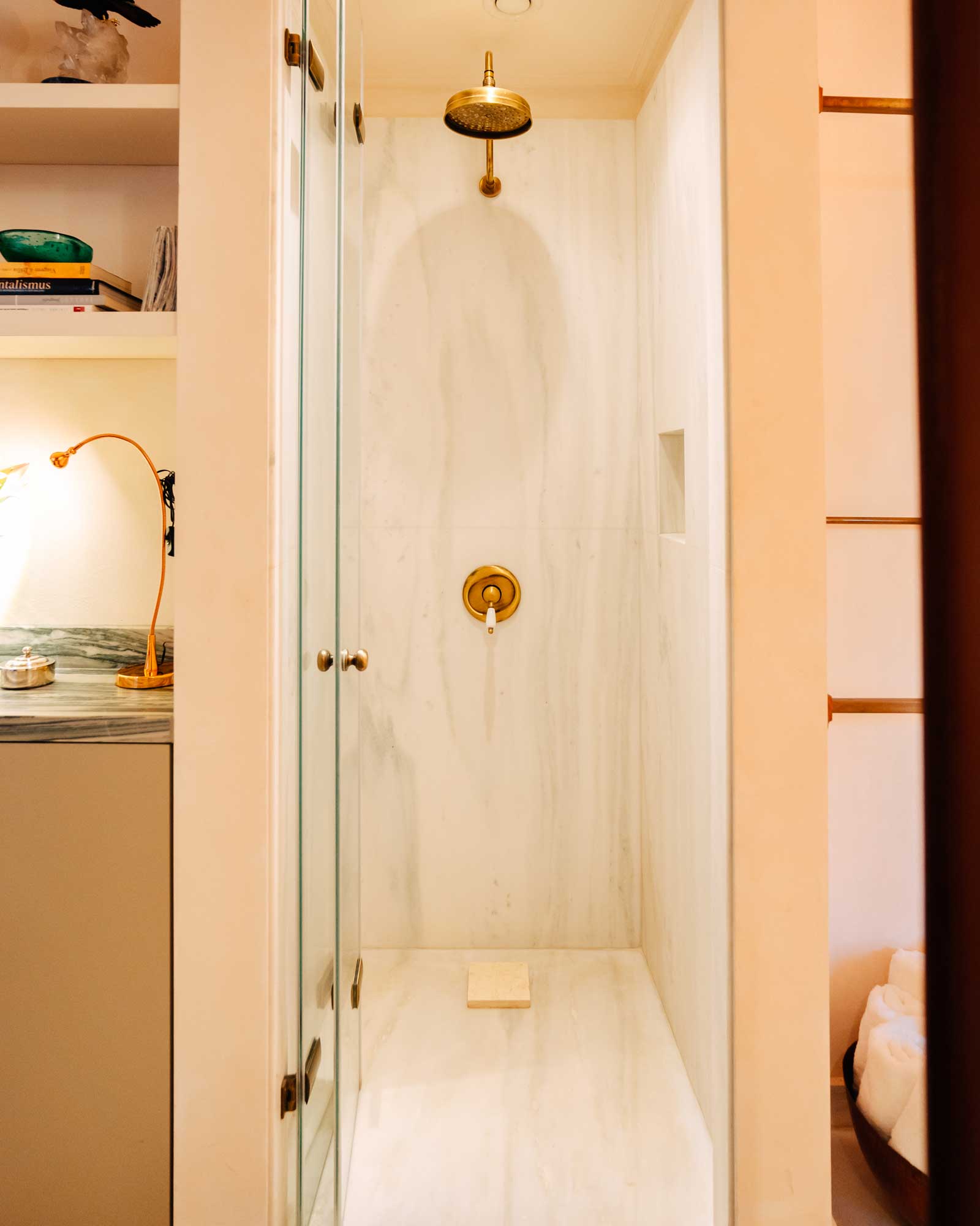gargaretta-guesthouse_apartment_athens_greece_interior-shower.jpg
