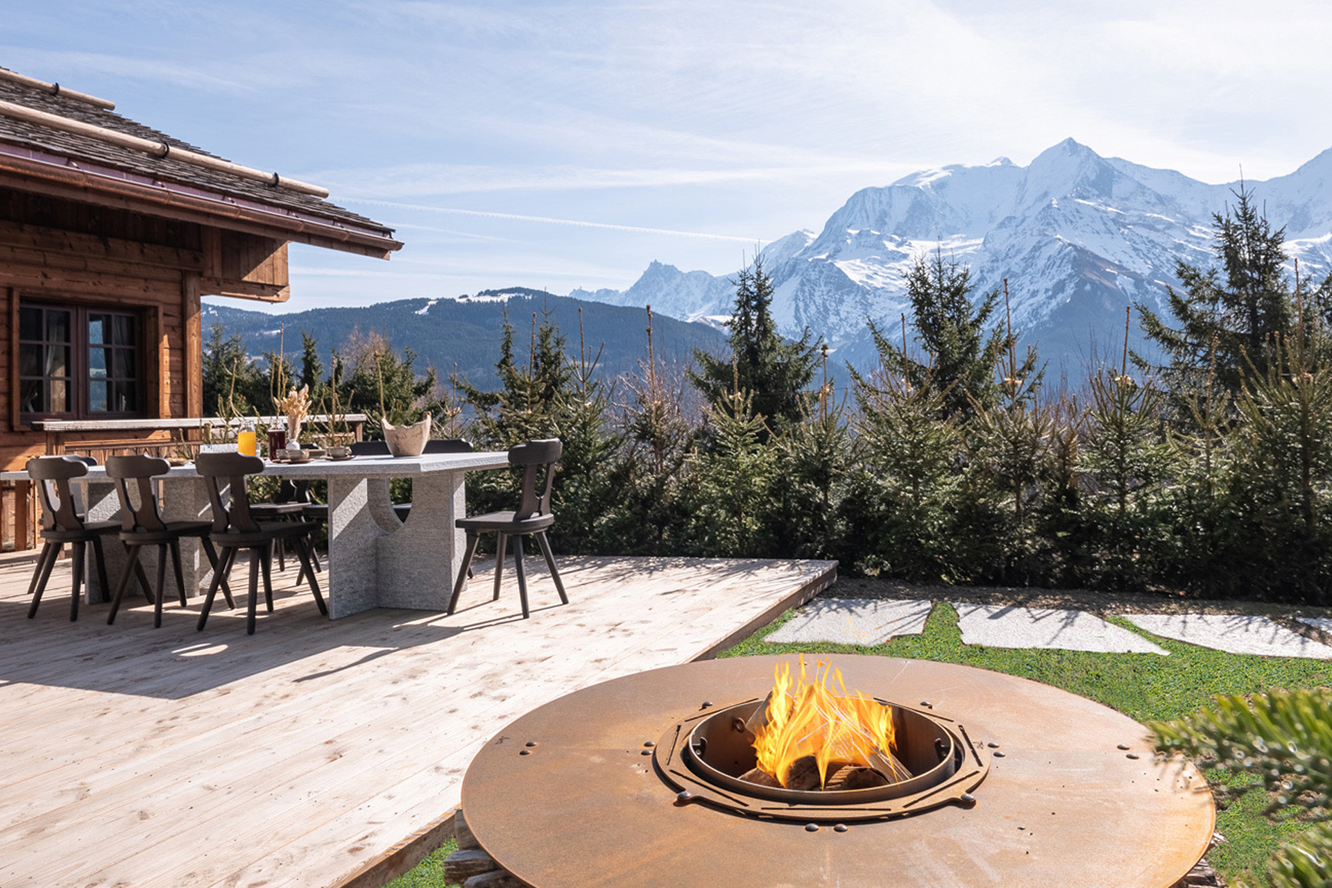 maisons-dominos-saint-gervais_chalet_les-bains_france_exterior-fireplace.jpg