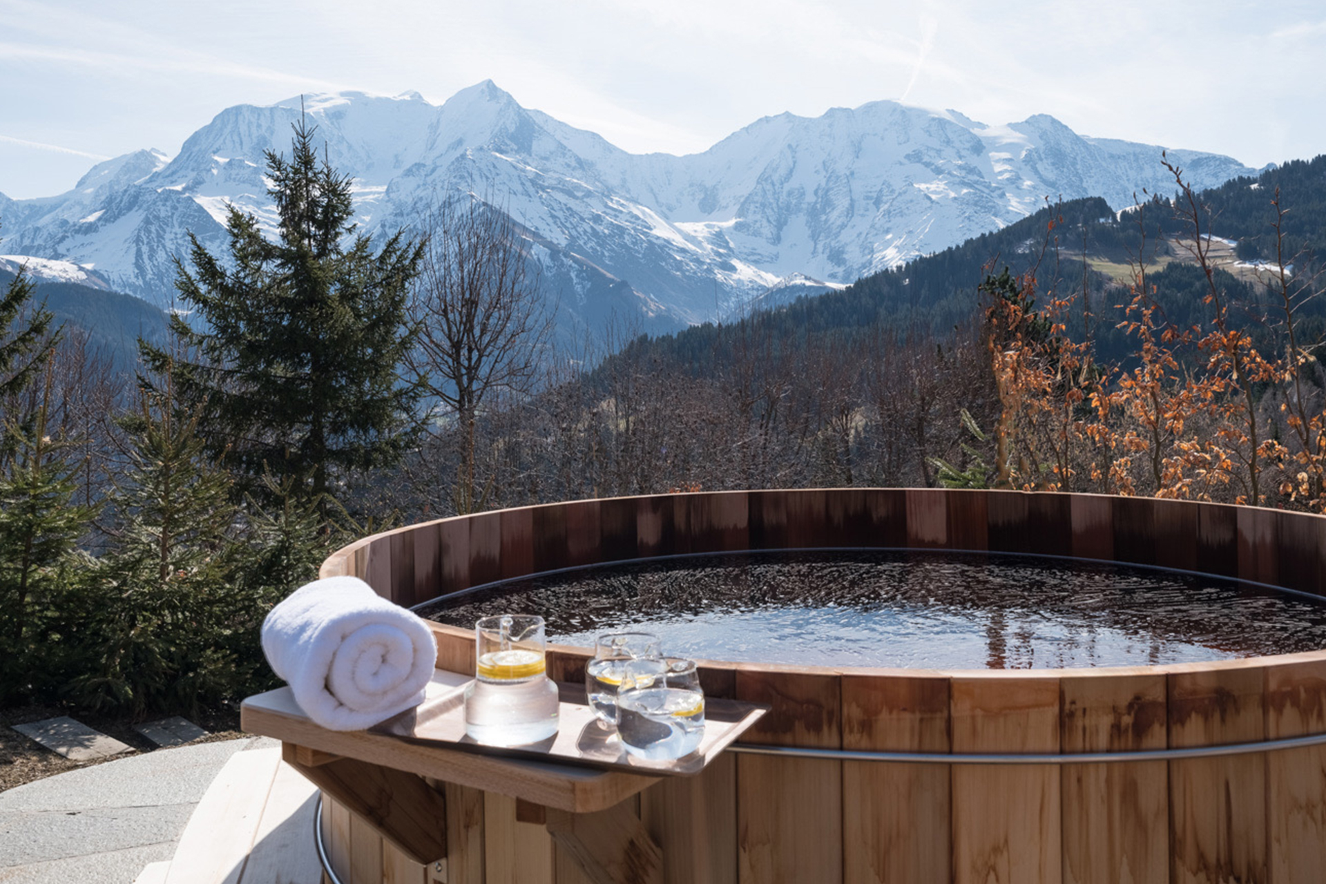 maisons-dominos-saint-gervais_chalet_les-bains_france_exterior-jacuzzi.jpg