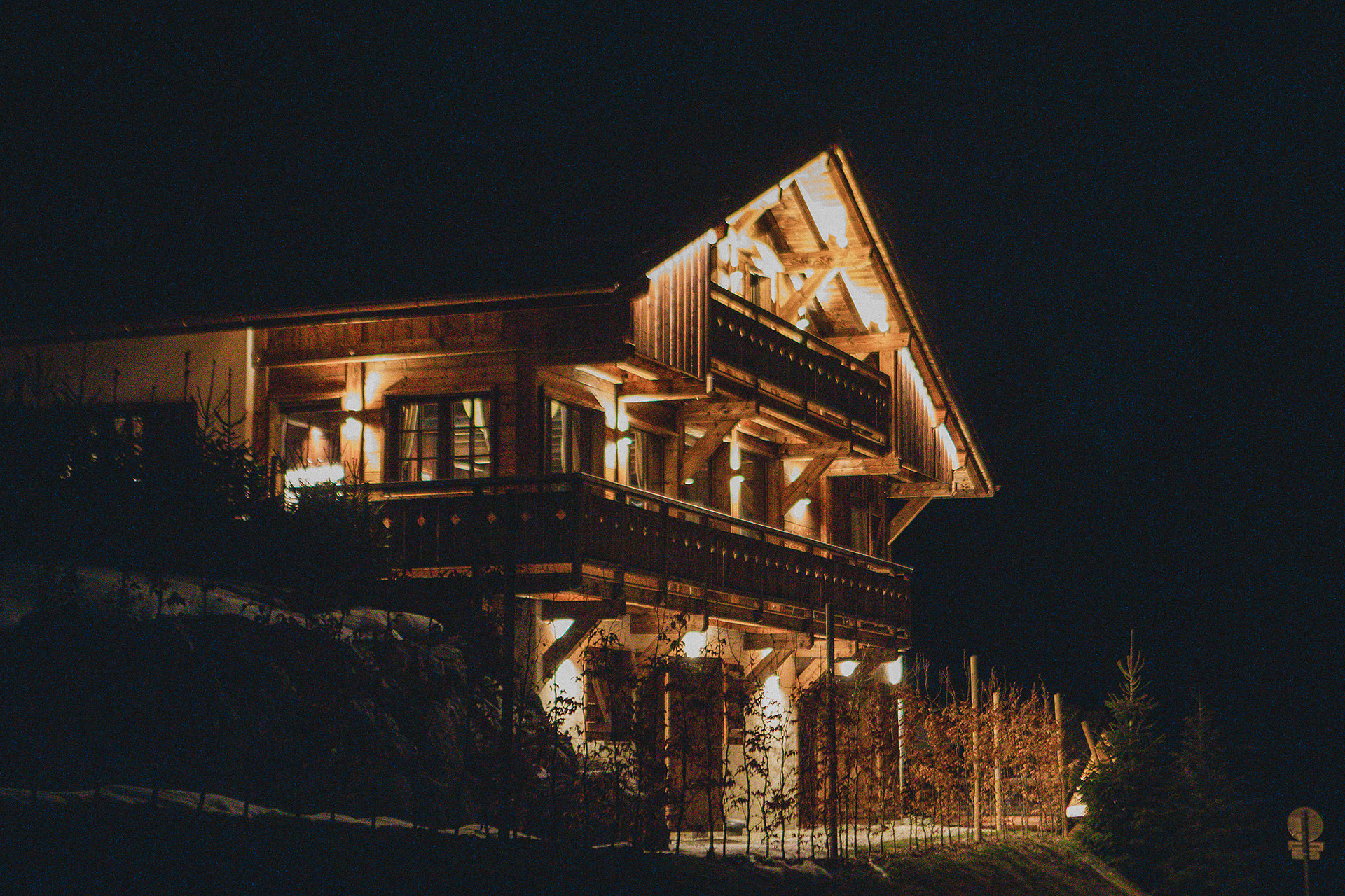maisons-dominos-saint-gervais_chalet_les-bains_france_exterior-night.jpg