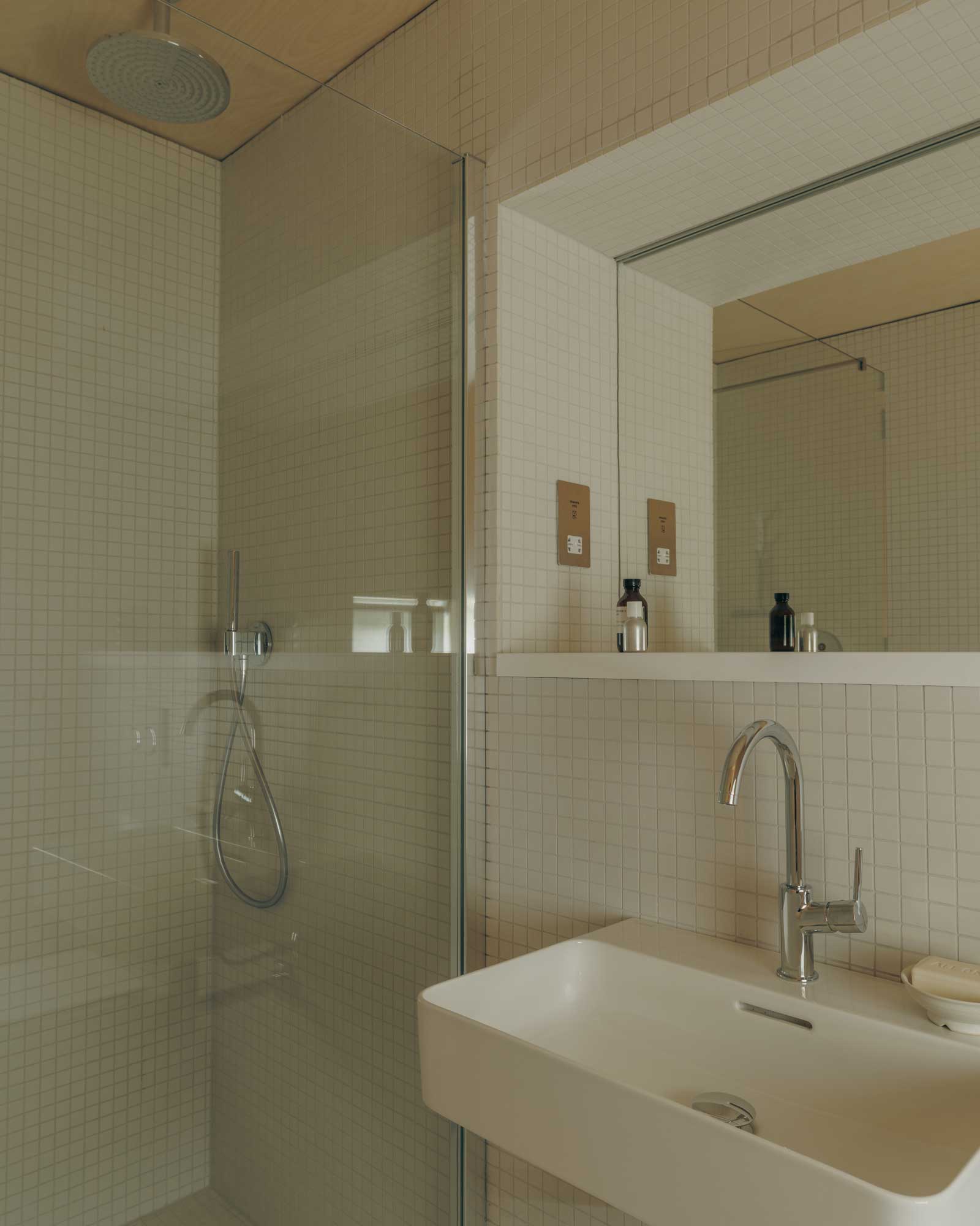 glasan_cabin_scotland-uk_interior-bathroom-shower.jpg